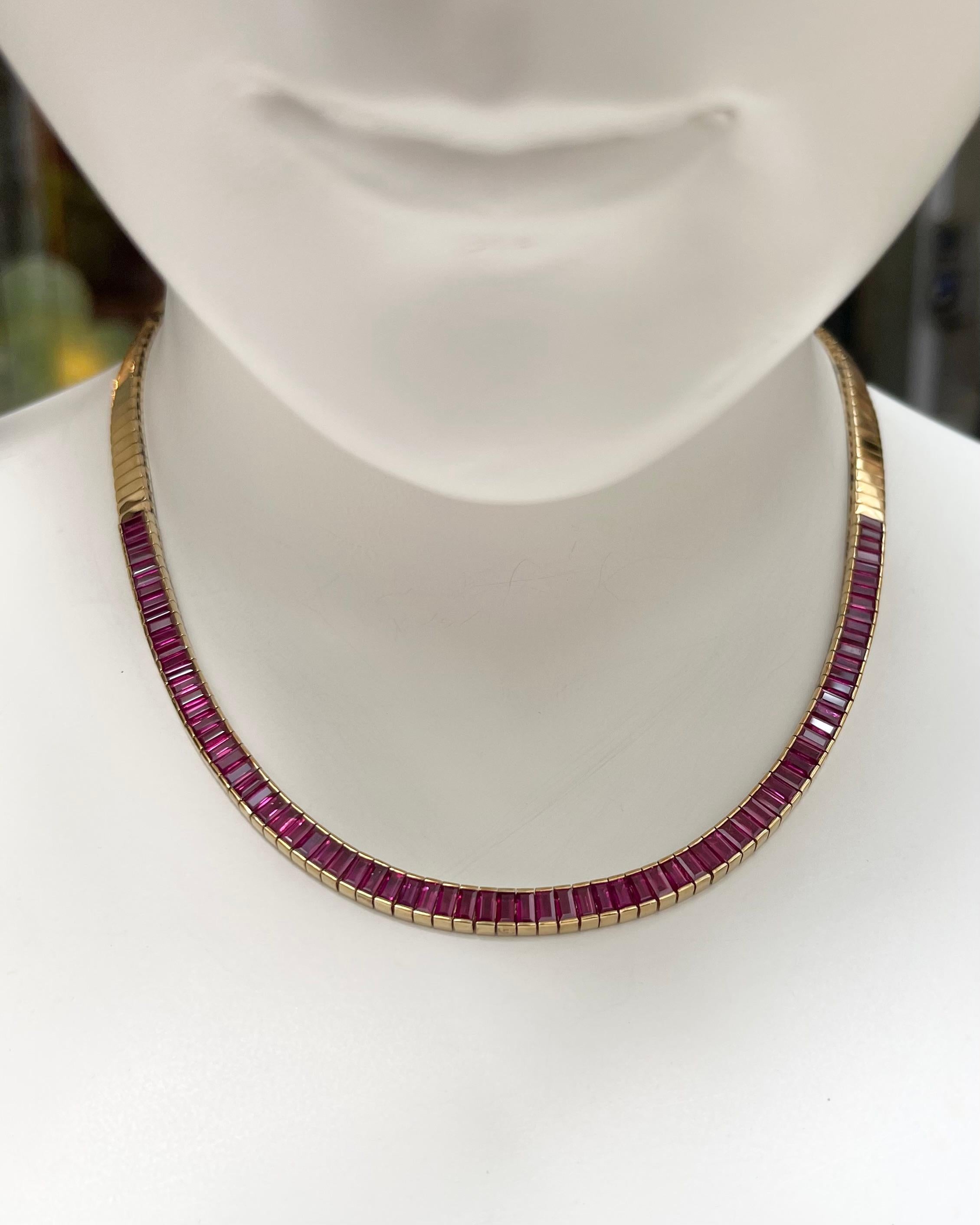 Collana di rubini da 11,28 carati con montatura in oro 18K

Larghezza: 0,5 cm 
Lunghezza: 40,50 cm
Peso totale: 43,18 grammi

