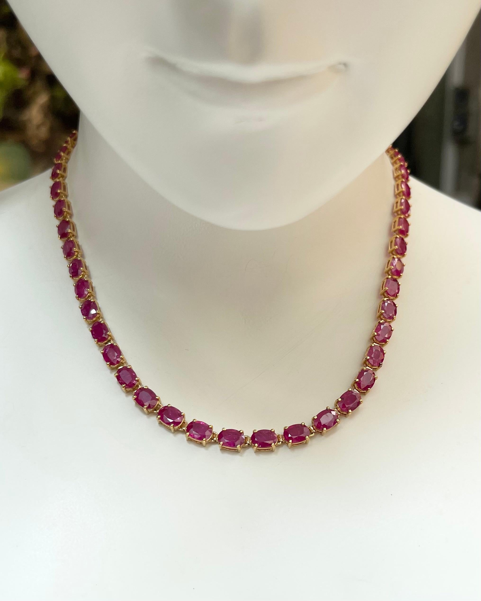 Rubis 39,26 carats Collier serti en or 18 carats

Largeur : 0,5 cm 
Longueur : 42,50 cm
Poids total : 33,64 grammes

