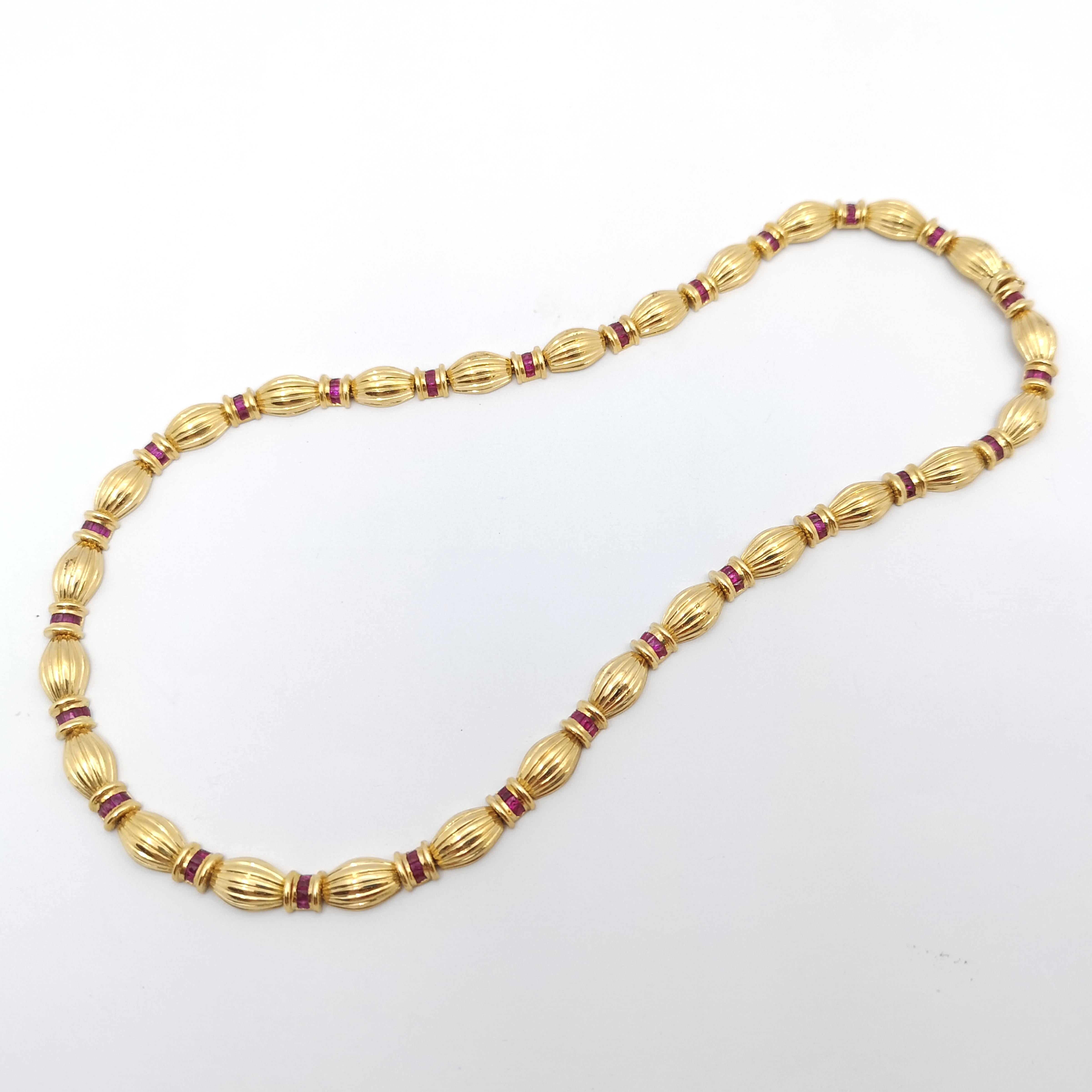 Rubin-Halskette in 18 Karat Goldfassungen gefasst (Carréschliff) im Angebot