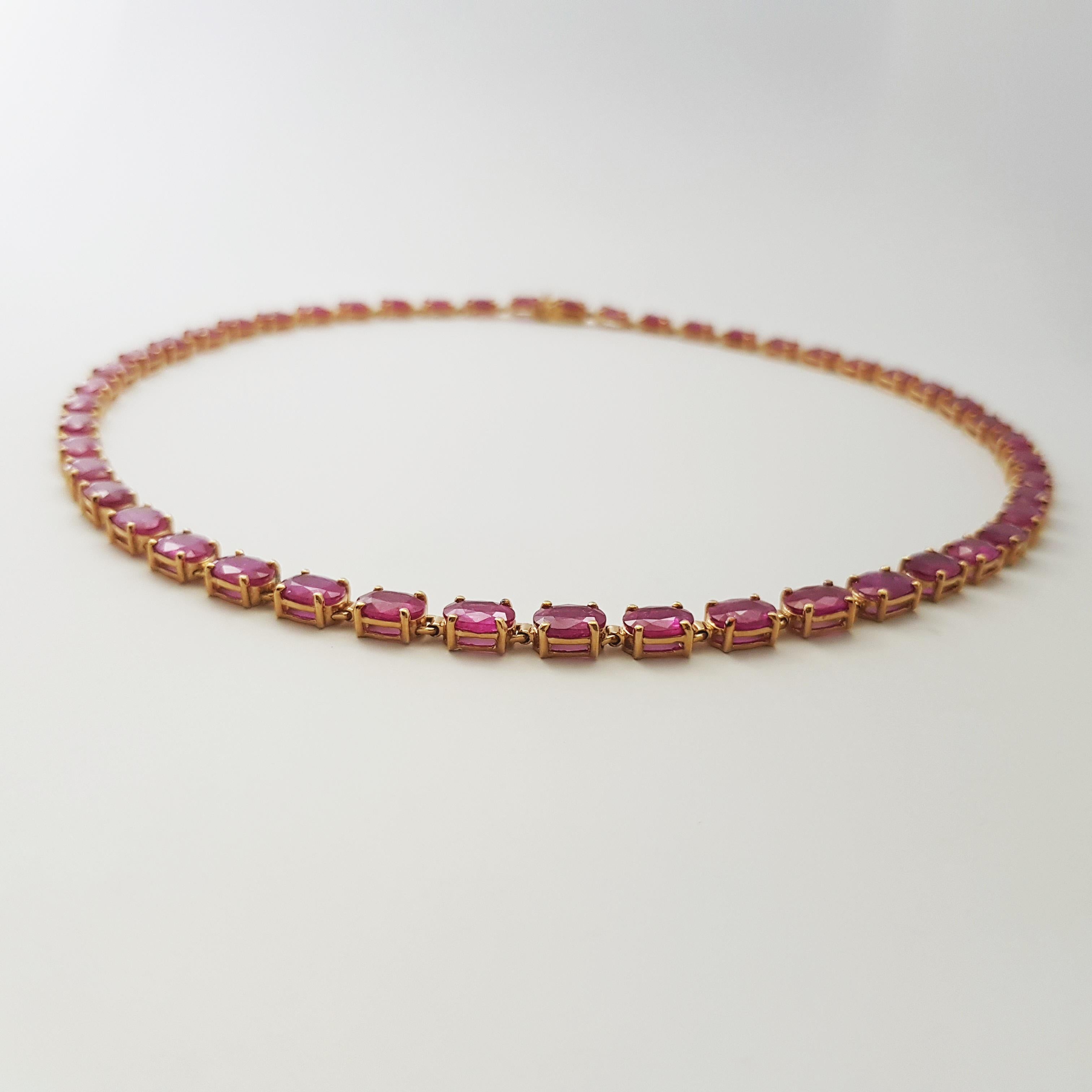 Taille ovale Collier de rubis serti dans des montures en or 18K en vente