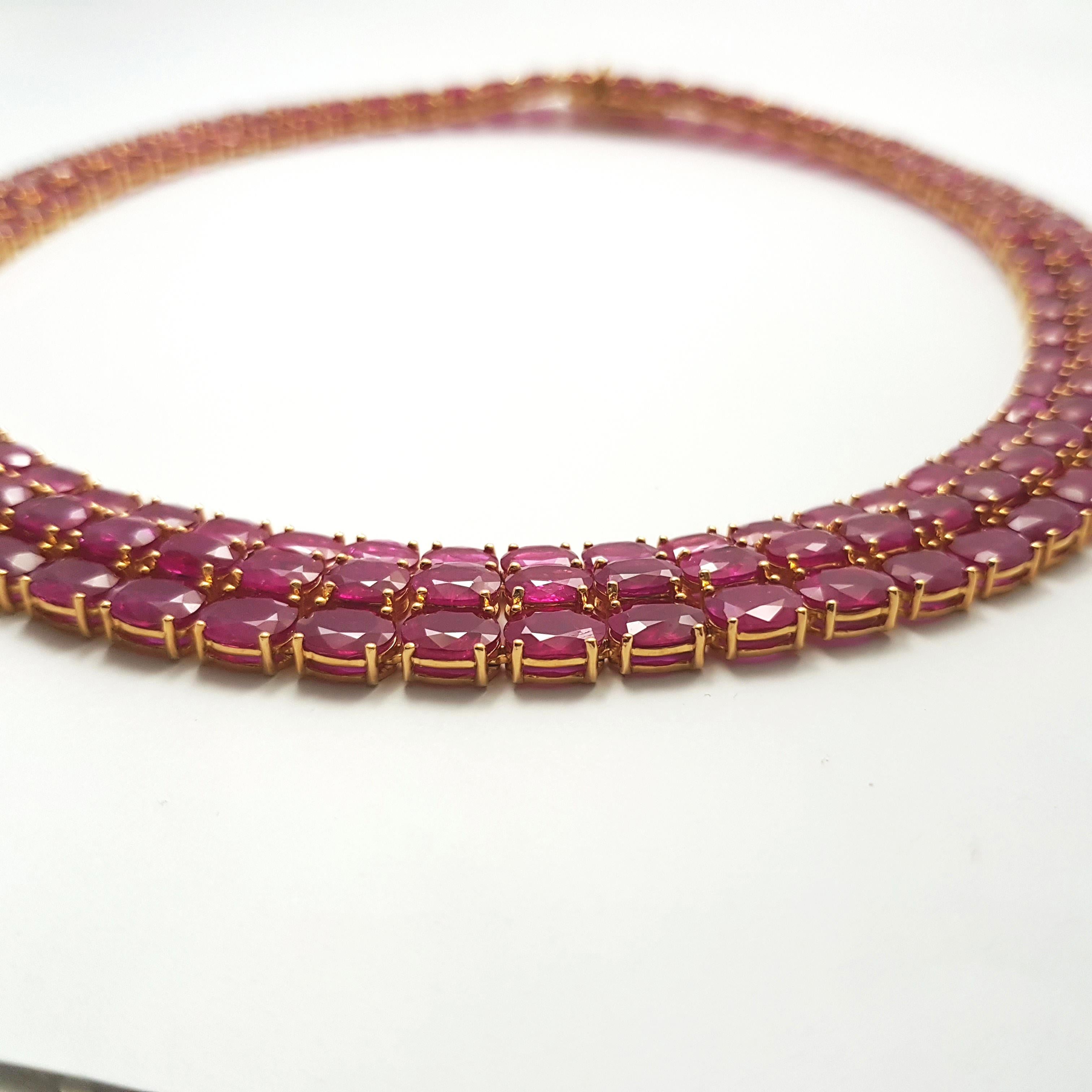 Ruby Necklace set in 18K Gold Settings Corte oval en venta