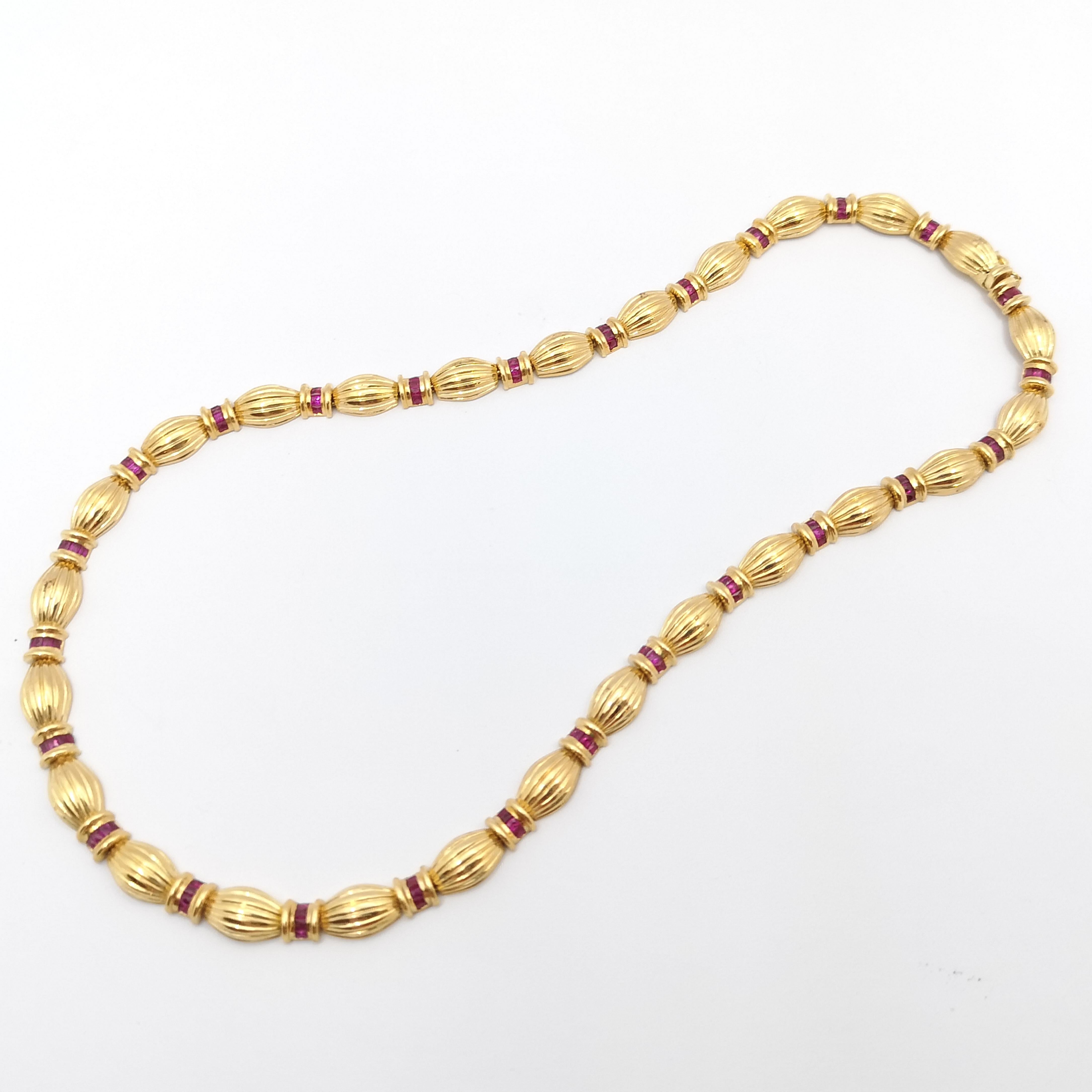 Ruby Necklace set in 18K Gold Settings In New Condition For Sale In Bangkok, TH