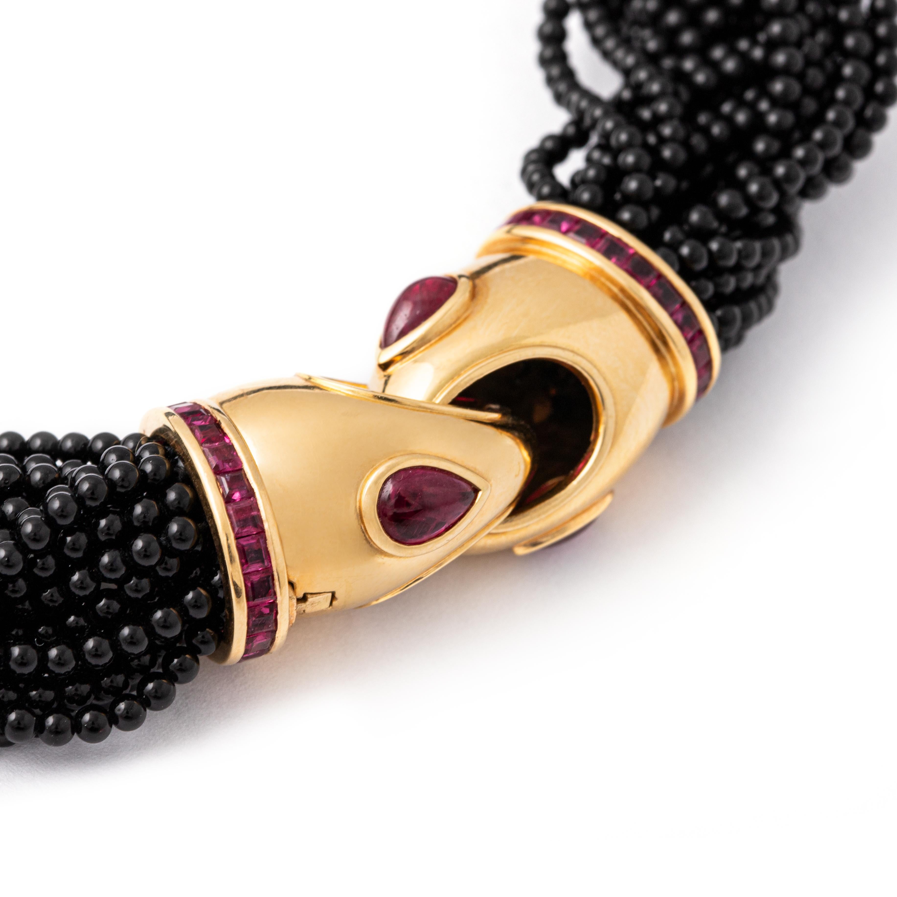 Anglo-indiano Collana in oro giallo 18 carati con perle di rubino e onice in vendita