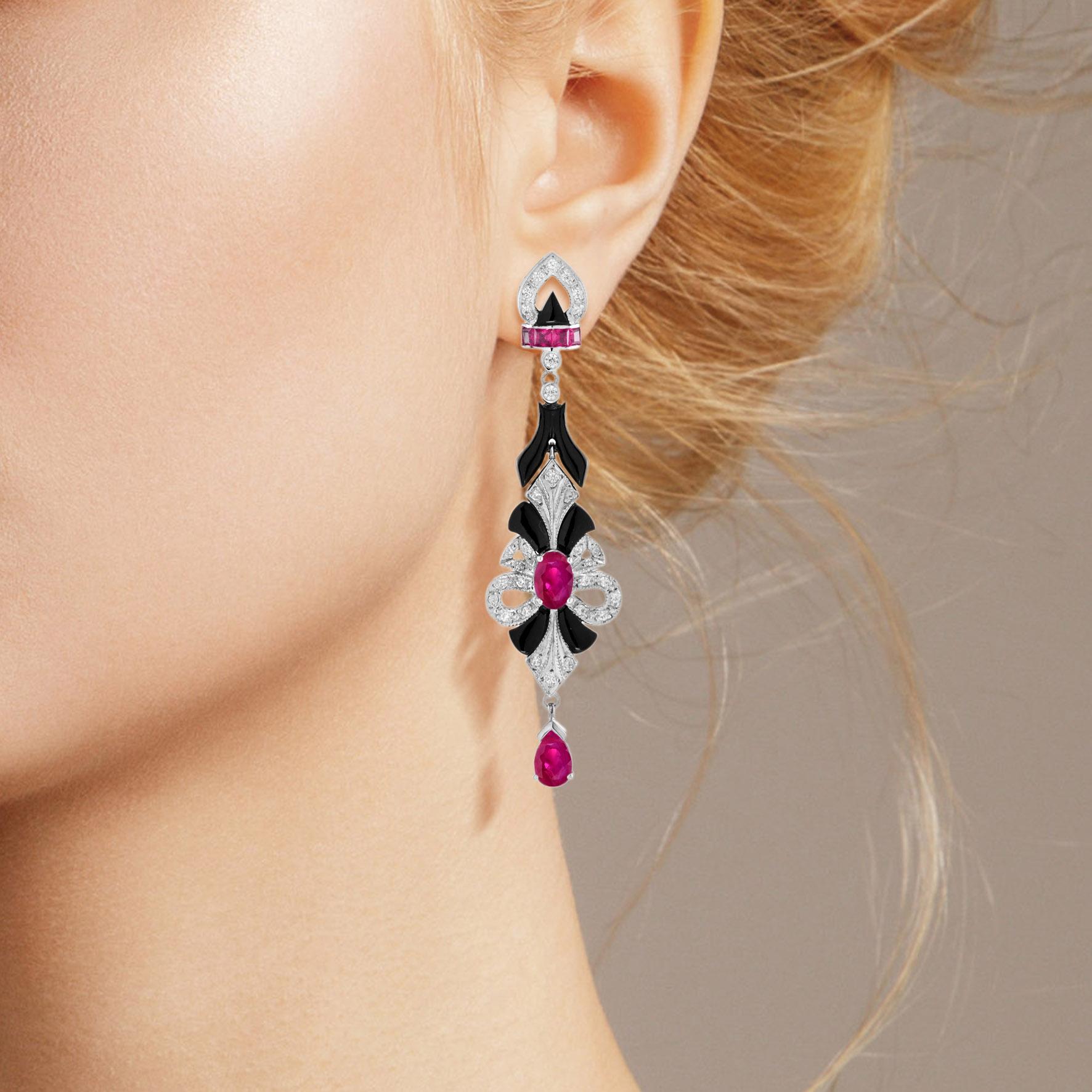 Una coppia drammatica e insolita di eardrops dal design antico, ancorati da una goccia di rubino centrata, con accenti di onice nera e diamanti. Questo affascinante pezzo è un ornamento perfetto per celebrare un'occasione importante. 

Informazioni