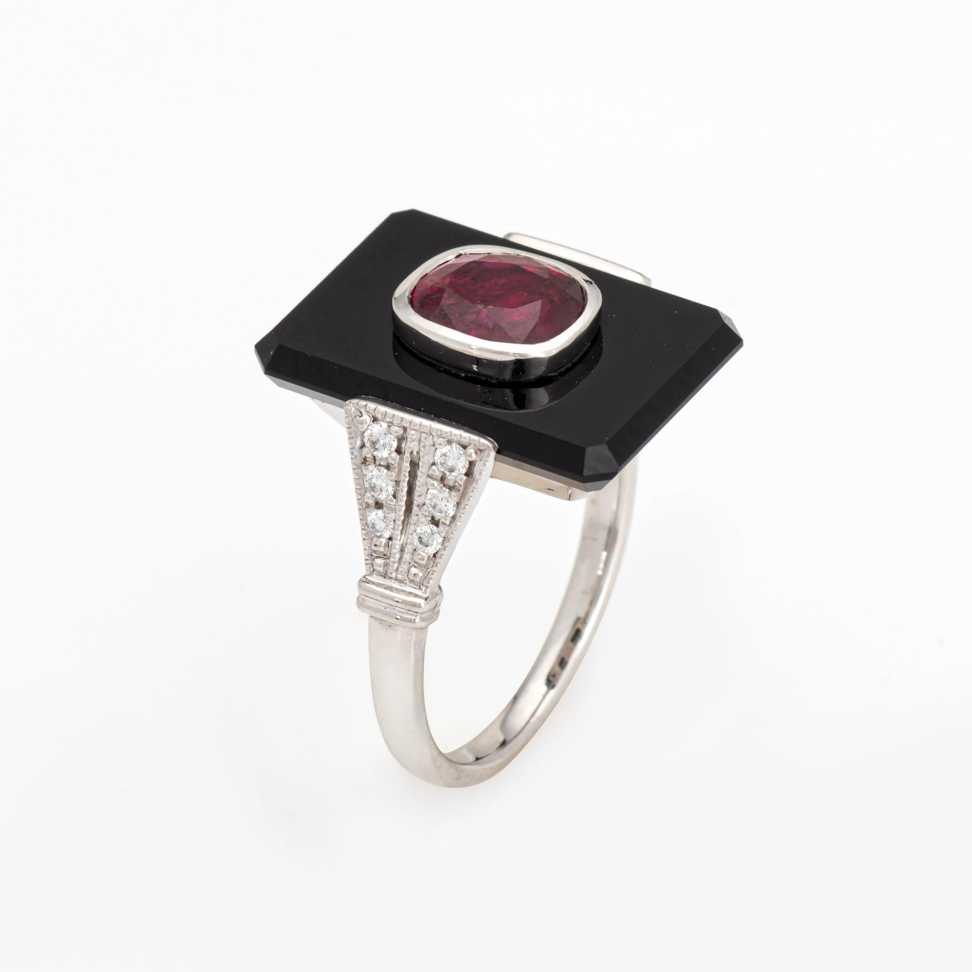 Elegante anello con rubino, onice e diamante realizzato in platino 900. 

Rubino naturale misto con taglio a cuscino, circa 1,40ct (7 x 6mm), colore rosso scuro, inclusioni visibili, buon taglio, origine Thailandia, trattato termicamente. L'onice