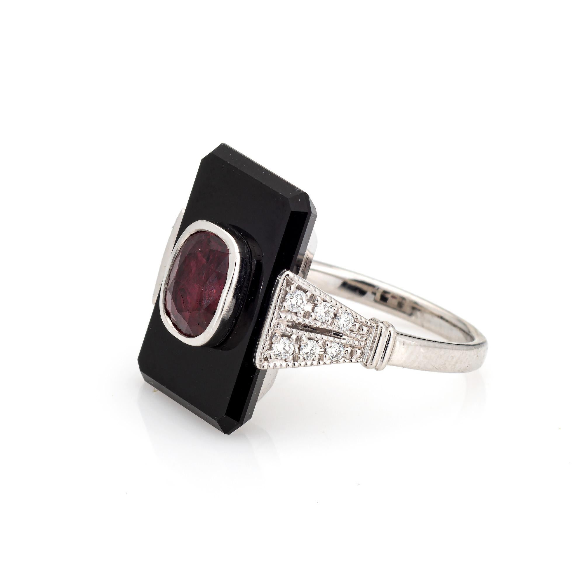 Taglio cuscino Anello con diamante e onice rubino Sz 4.5 Anello da cocktail in platino Estate Jewelry in vendita