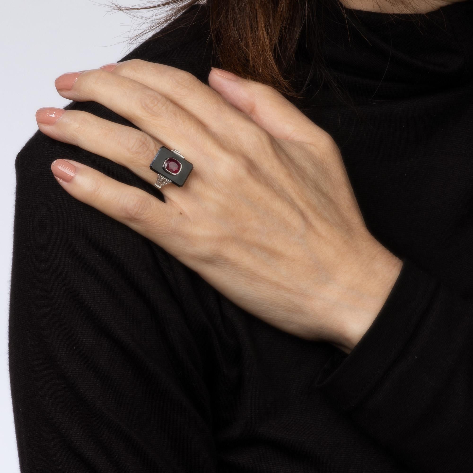 Donna Anello con diamante e onice rubino Sz 4.5 Anello da cocktail in platino Estate Jewelry in vendita