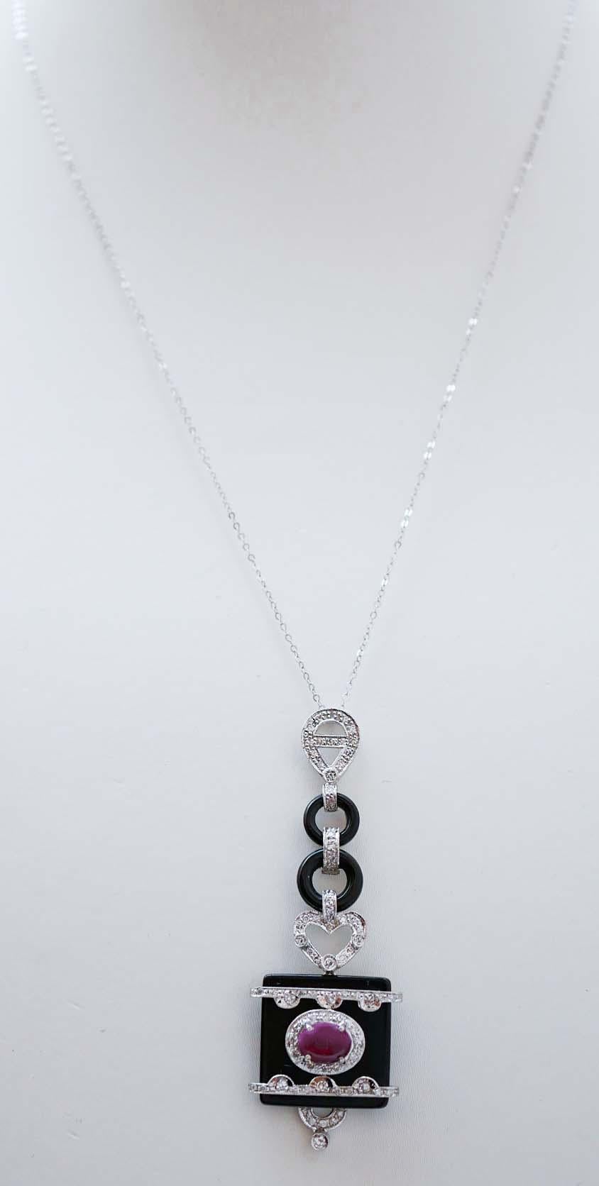 Amazing pendant in platinum structure mounted with onyx between two structures studded with diamonds. Below, an onyx with details studded with diamonds and a central ruby. The chain is in 9 kt white gold.
This pendant necklace was totally handmade
