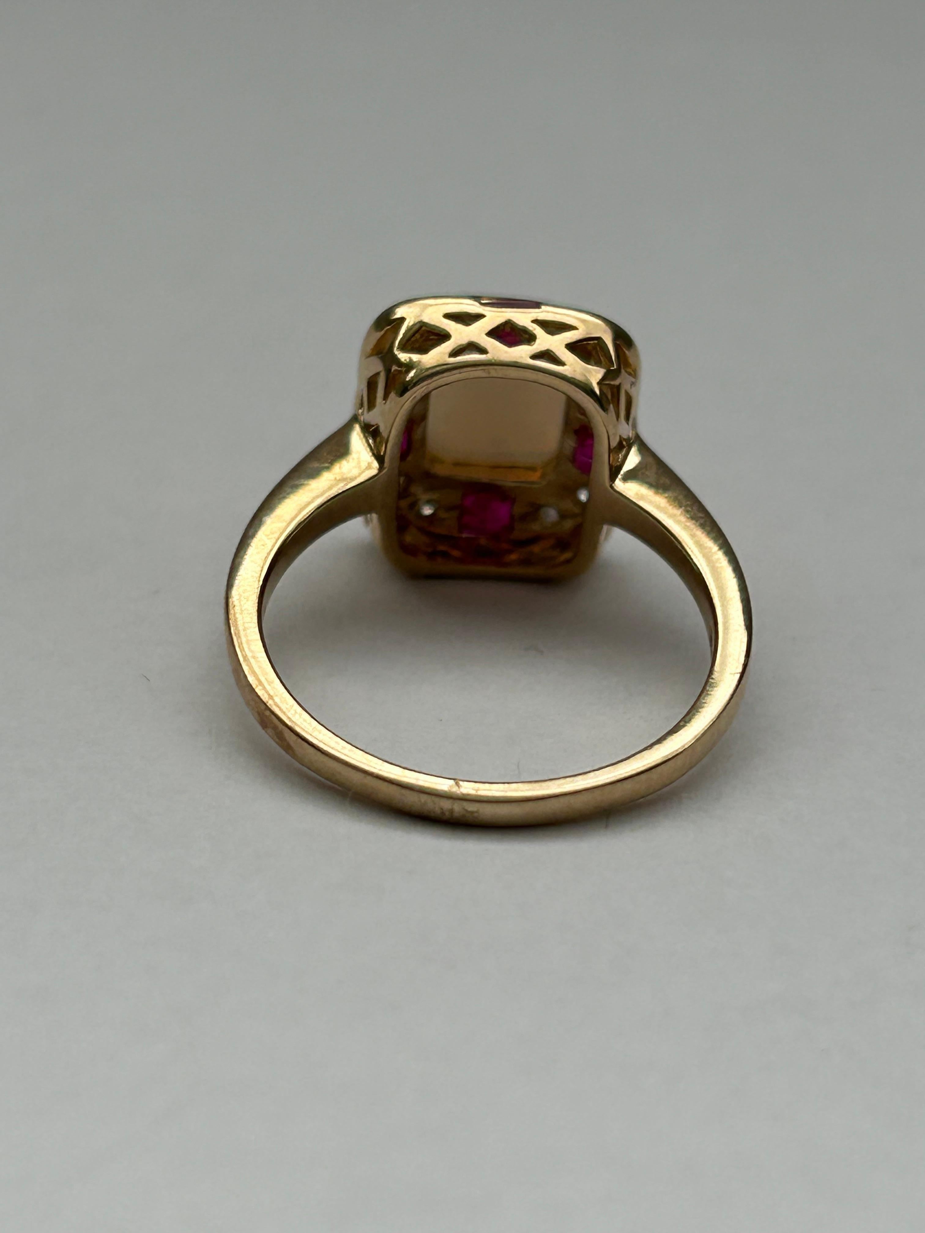 Bague grappe en or jaune avec rubis, opale (est 0,8 carat) et diamant (est 0,6 carat) Pour femmes en vente