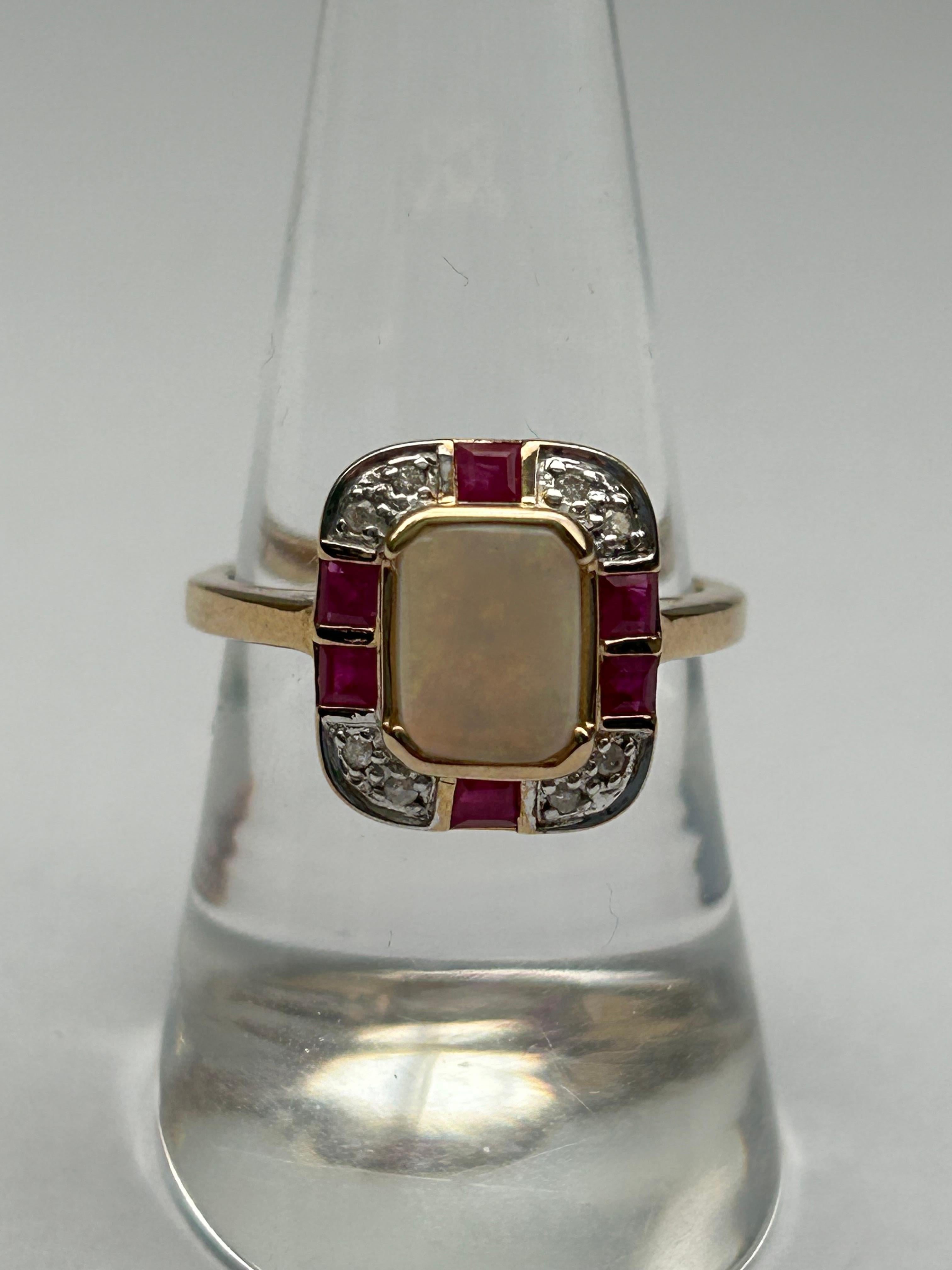 Bague grappe en or jaune avec rubis, opale (est 0,8 carat) et diamant (est 0,6 carat) en vente 1