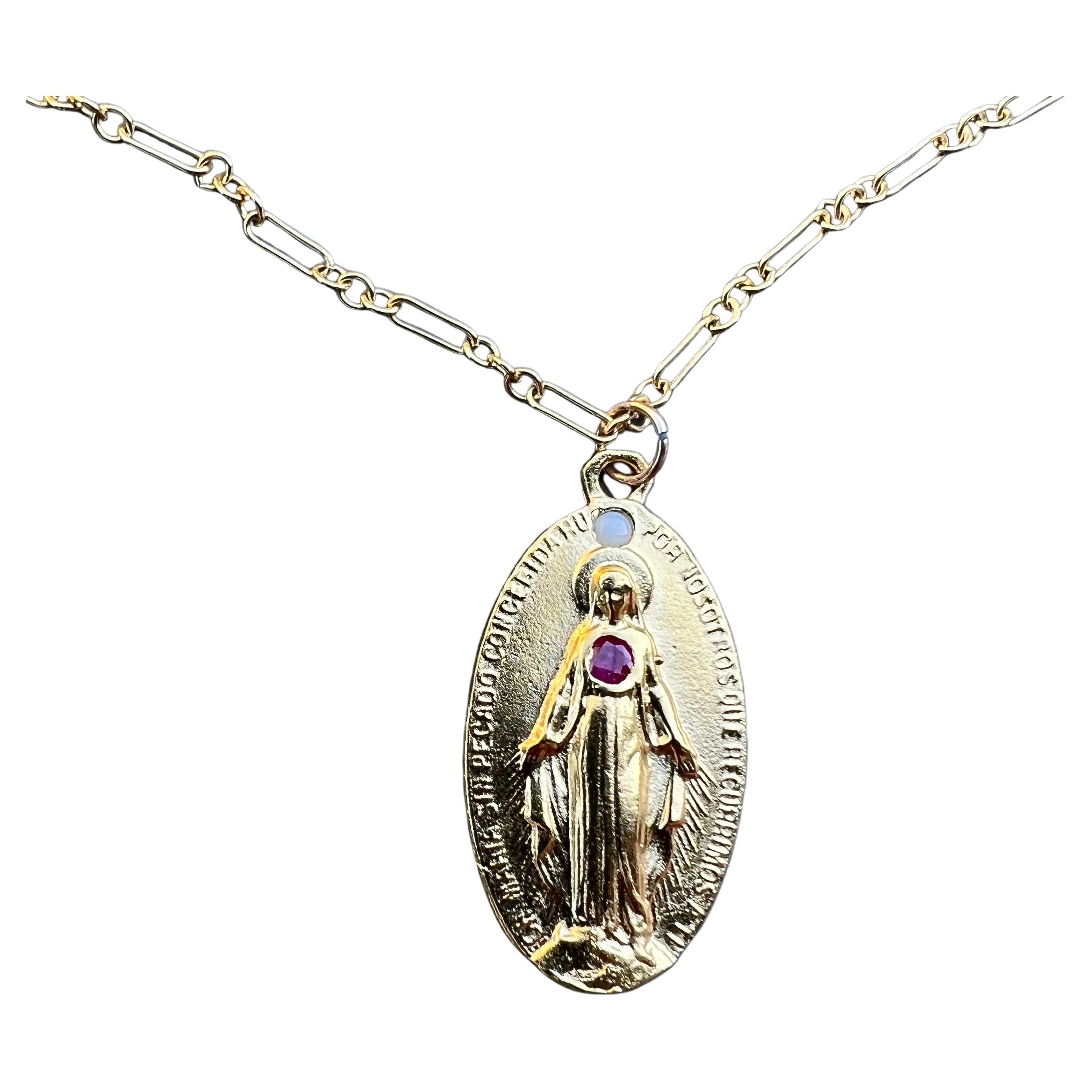 Collier Vierge Marie avec médaille en rubis et opale
Designer : J DAUPHIN
Médaille en laiton plaqué or 14k et chaîne en or 28