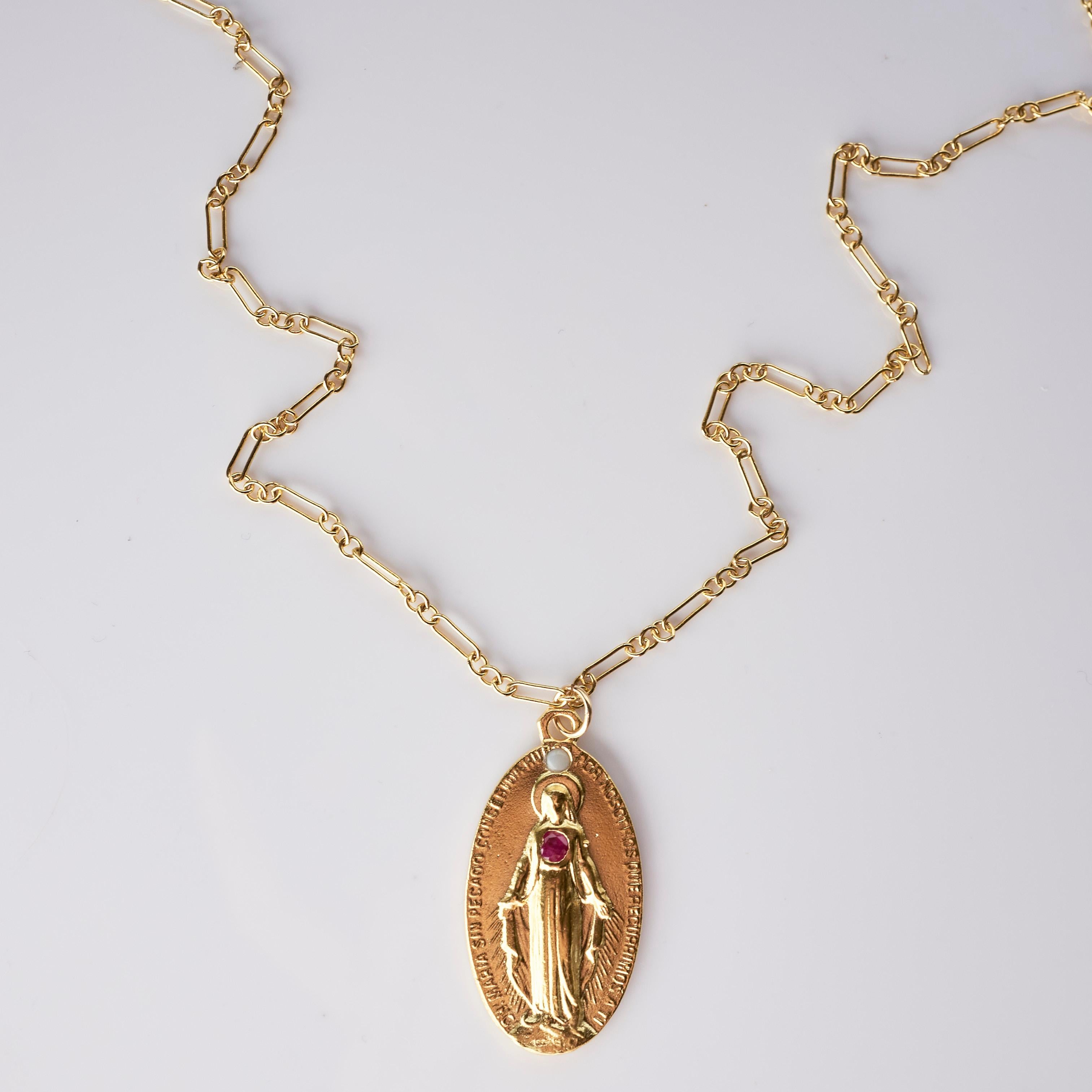 Halskette mit Jungfrau Maria mit Rubin und Opal, Medaille J Dauphin (Rundschliff) im Angebot