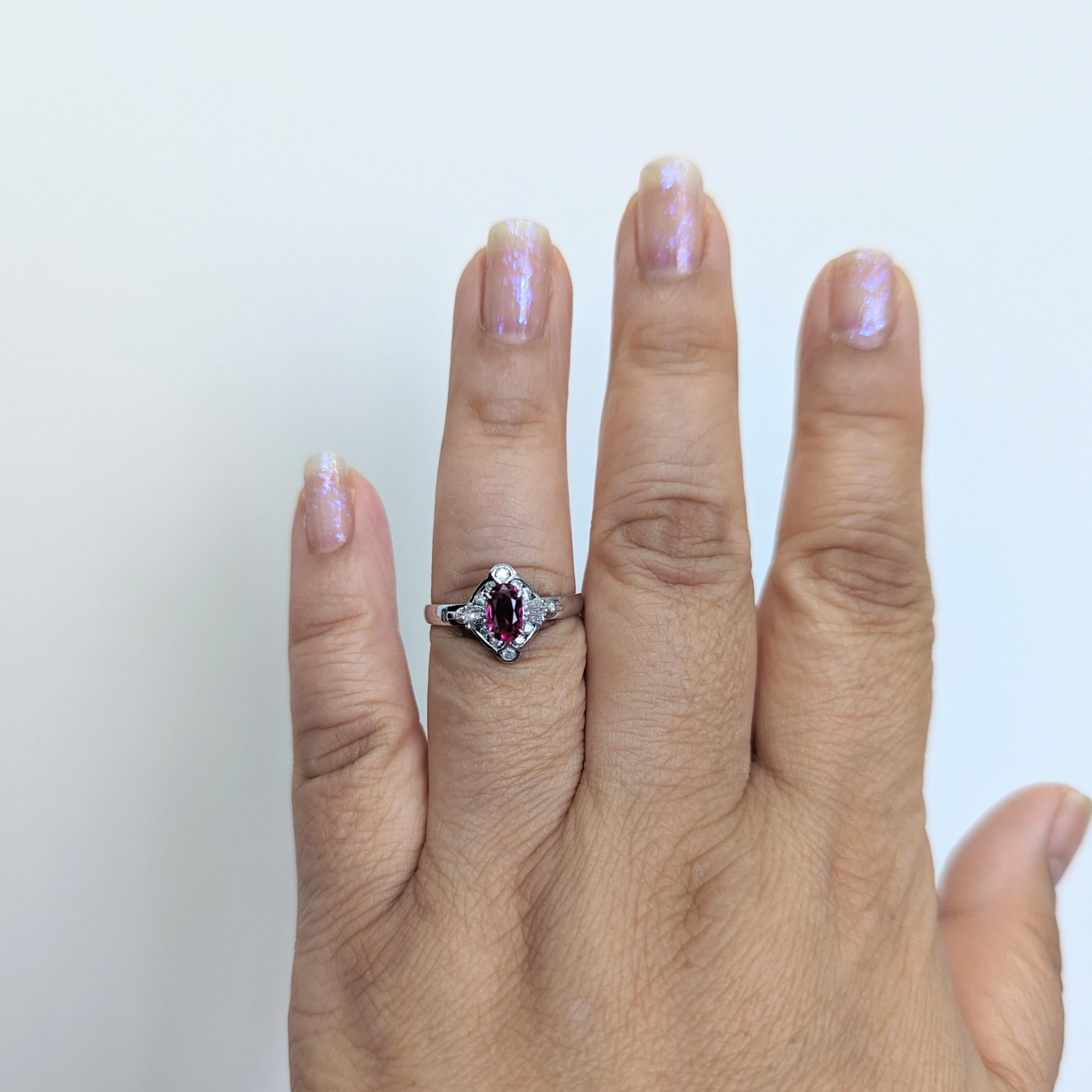 Wunderschönes 0,46-karätiges Rubinoval mit 0,26-karätigem weißen Diamanten und Baguetten.  Handgefertigt in Platin.  Ringgröße 8,75.