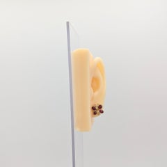 Pendientes de cabujón oval de rubí y diamante blanco en oro amarillo de 18 quilates