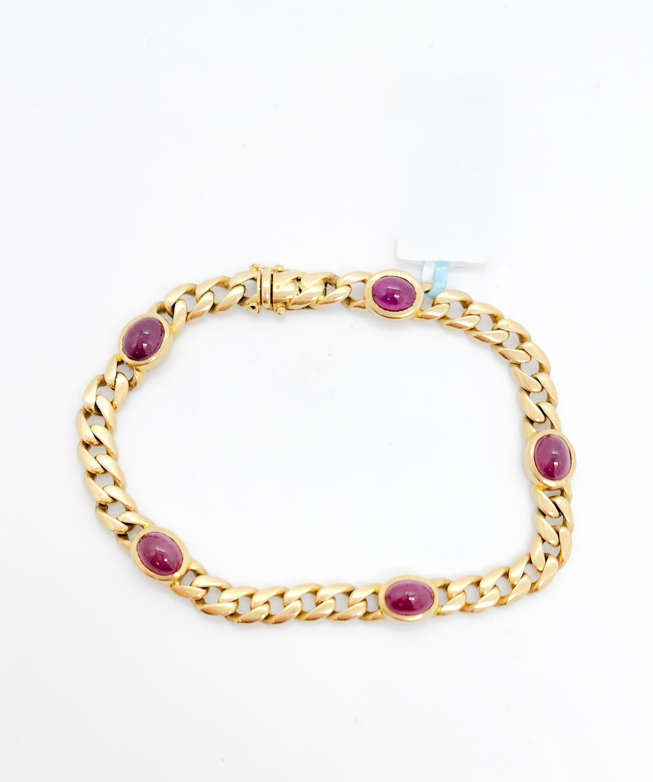 Schöne Rubin oval Cabochon Armband mit 5 schönen roten Rubinen.  Handgefertigt in 18k Gelbgold.  Länge ist 8,25