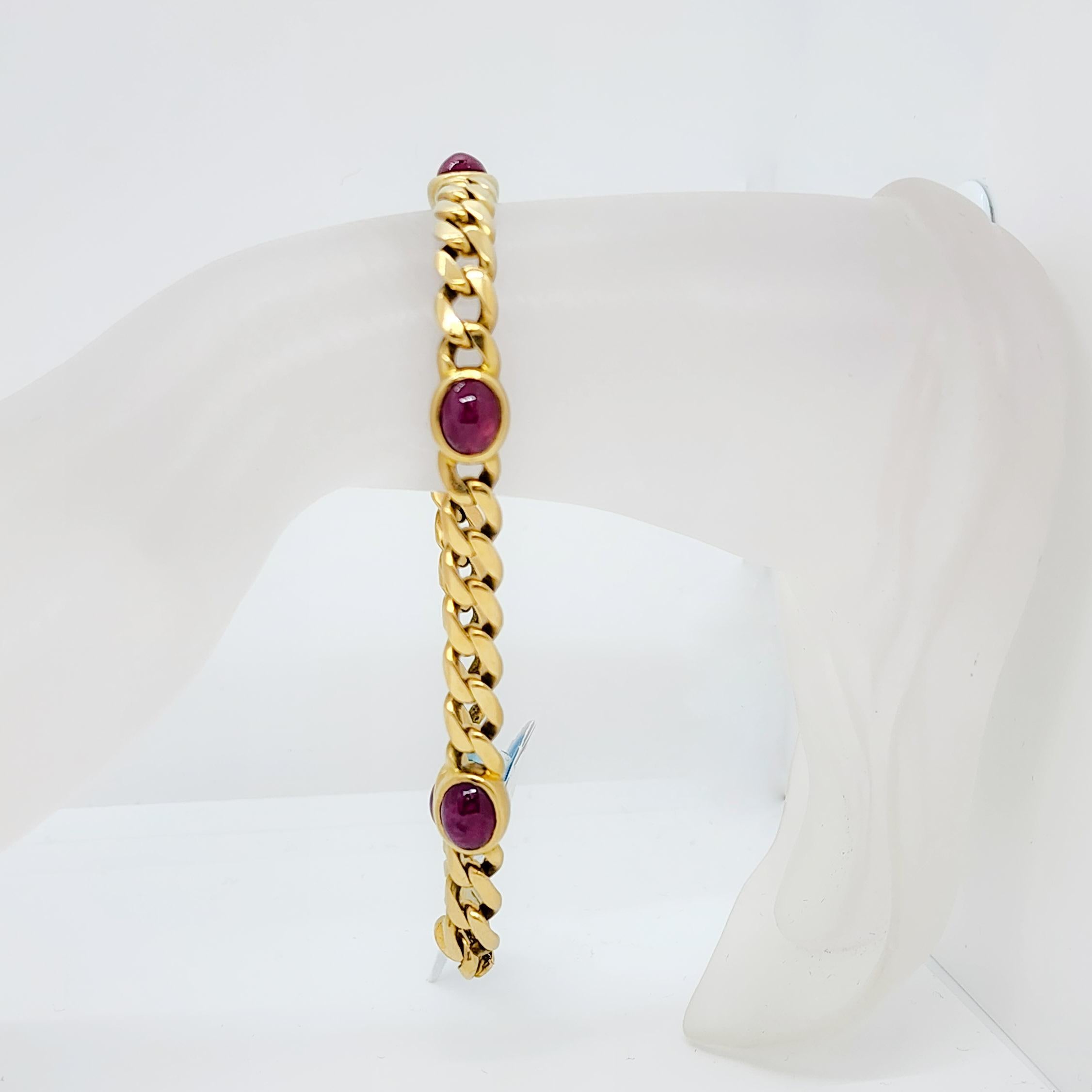 Ovales Cabochon-Armband aus 18 Karat Gelbgold mit Rubin im Zustand „Neu“ in Los Angeles, CA