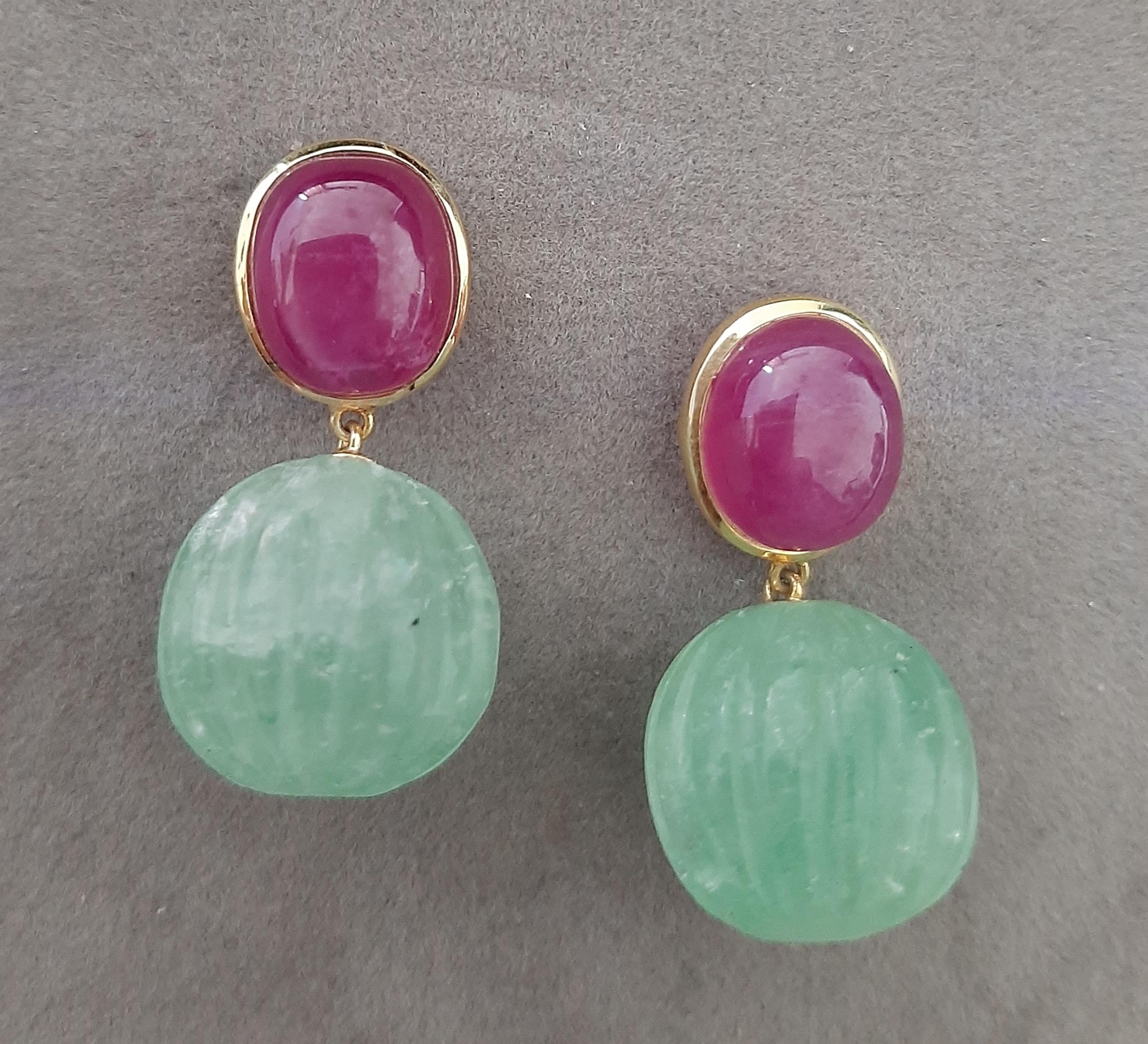 Perles rondes sculptées en or jaune massif 14 carats avec rubis cabochon ovale et quartz vert en vente 4