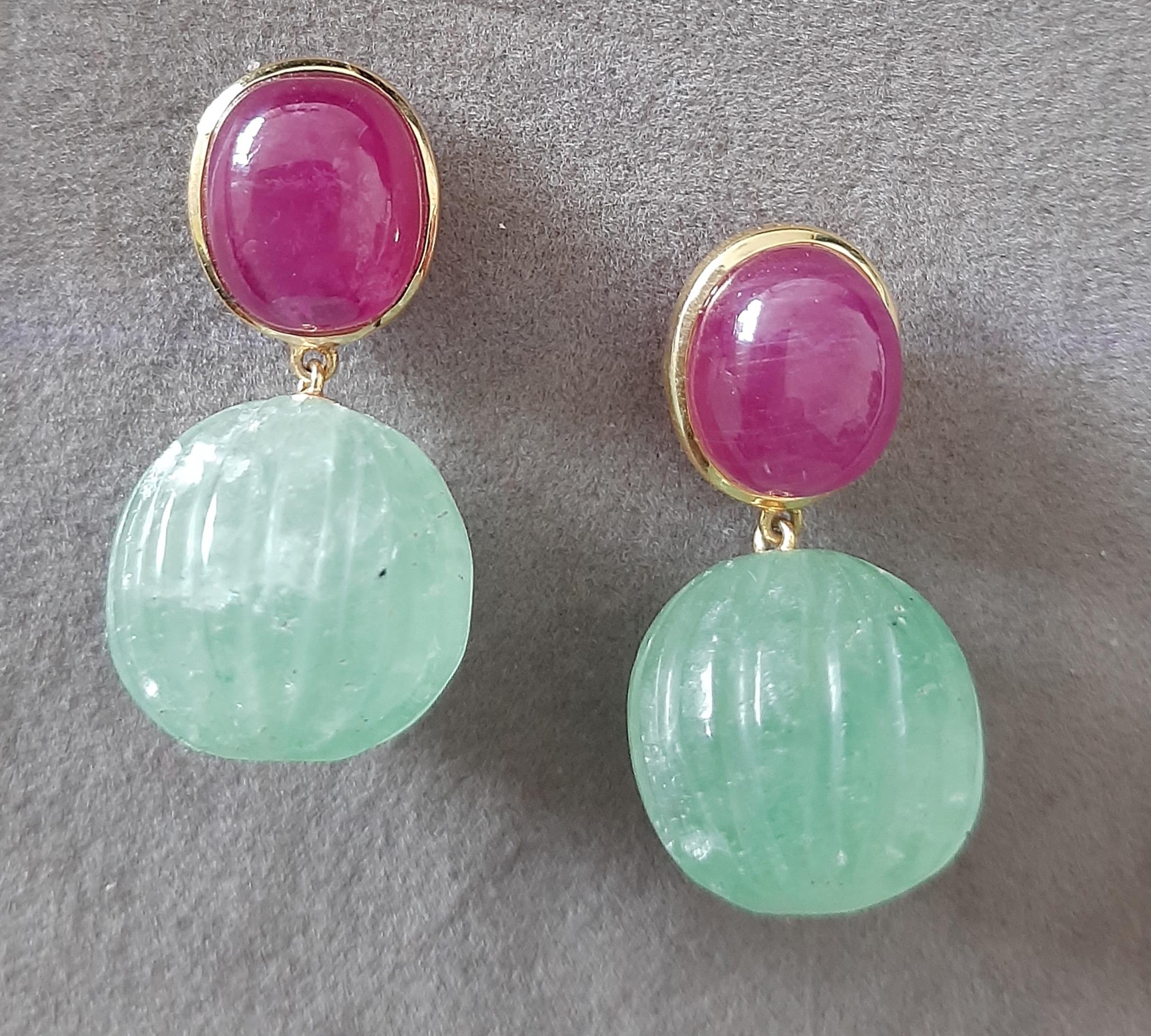 Perles rondes sculptées en or jaune massif 14 carats avec rubis cabochon ovale et quartz vert en vente 5