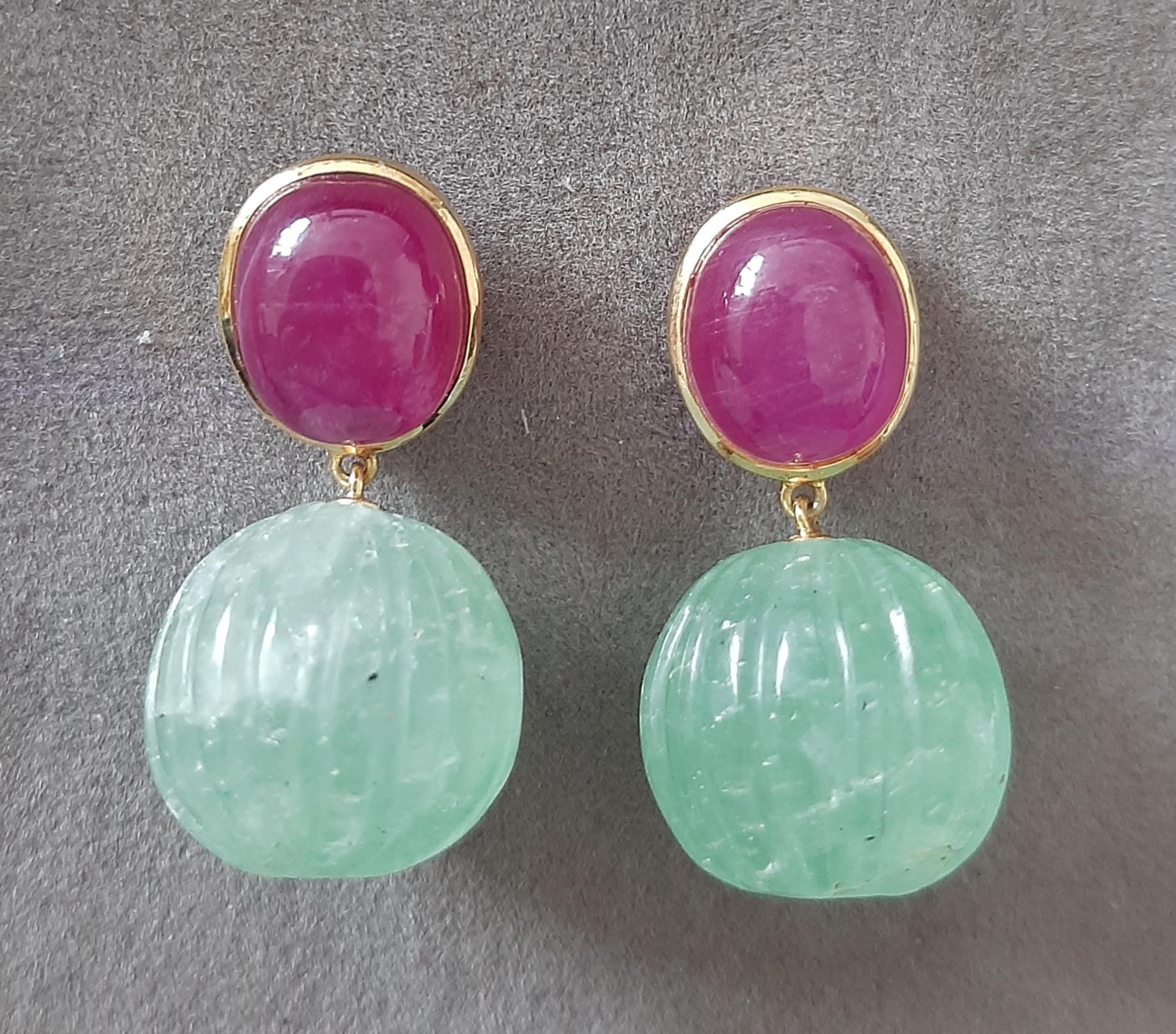 Perles rondes sculptées en or jaune massif 14 carats avec rubis cabochon ovale et quartz vert en vente 6