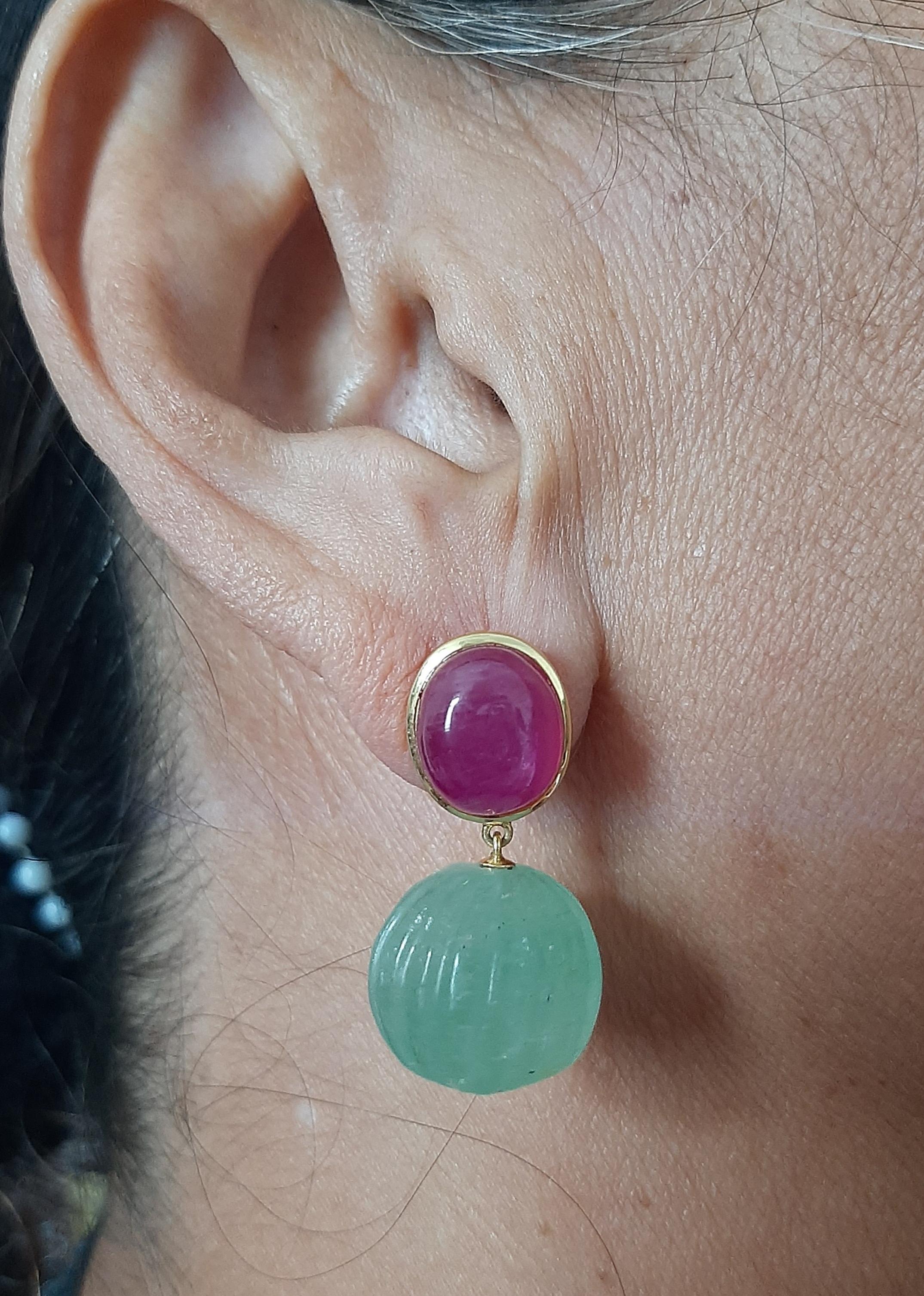 LES FRAIS D'EXPÉDITION ET LES DROITS DE DOUANE SONT À LA CHARGE DU VENDEUR.

Boucles d'oreilles simples et chics avec une paire de cabochons ovales en rubis de 10 x 12 mm sertis en or jaune massif 14 carats sur le dessus et 2 gouttes rondes