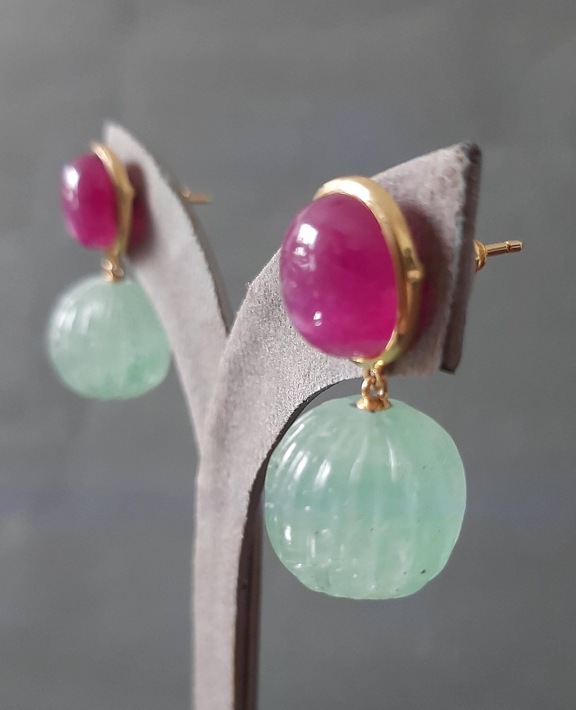 Artisan Perles rondes sculptées en or jaune massif 14 carats avec rubis cabochon ovale et quartz vert en vente