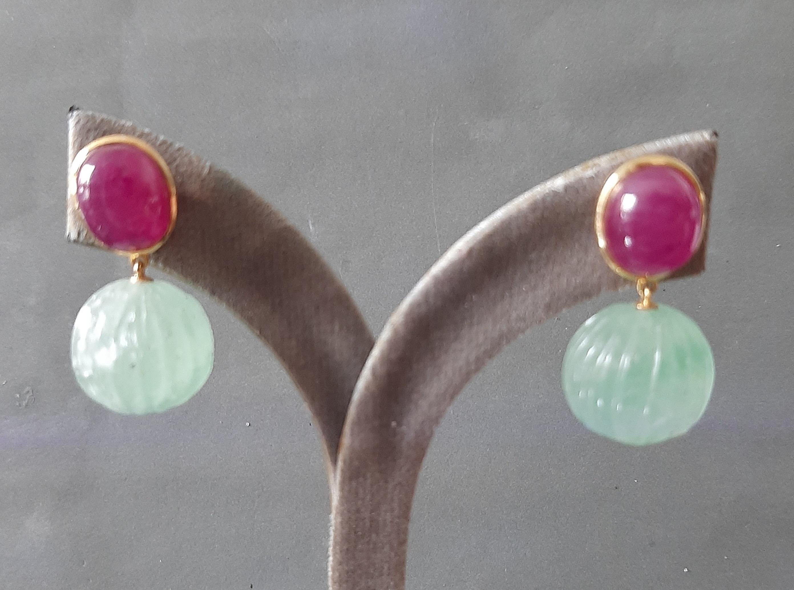 Taille mixte Perles rondes sculptées en or jaune massif 14 carats avec rubis cabochon ovale et quartz vert en vente