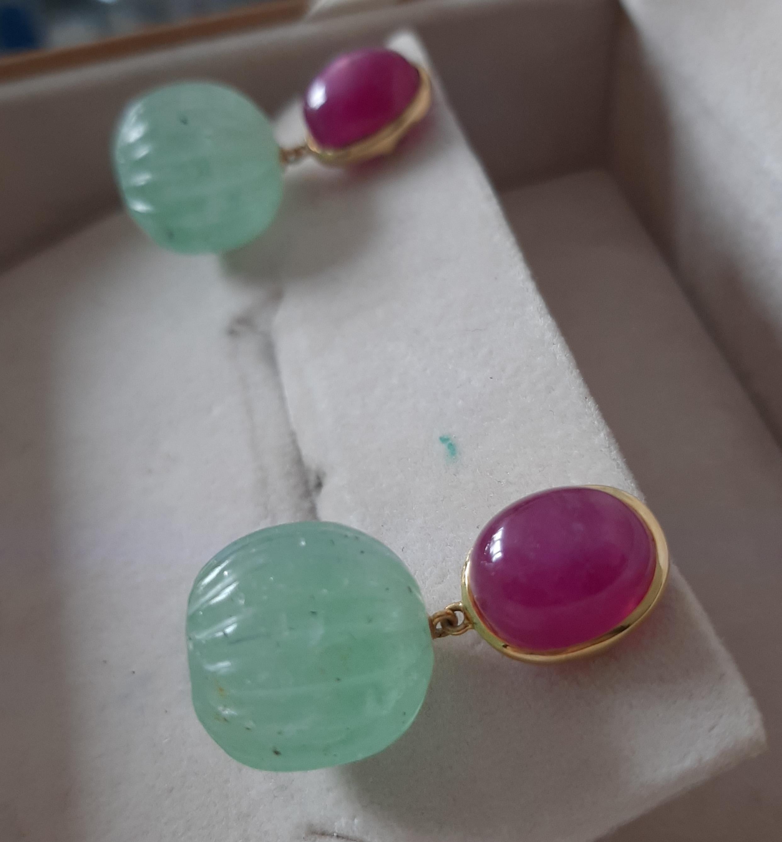 Perles rondes sculptées en or jaune massif 14 carats avec rubis cabochon ovale et quartz vert Neuf - En vente à Bangkok, TH