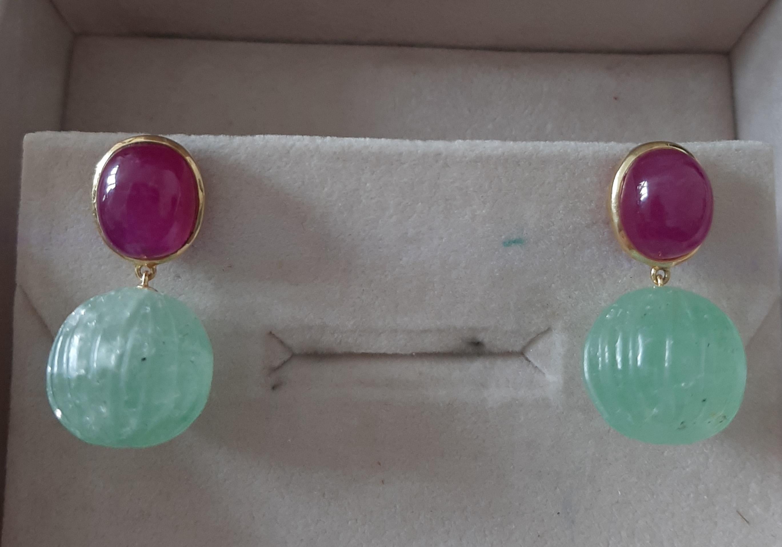 Perles rondes sculptées en or jaune massif 14 carats avec rubis cabochon ovale et quartz vert Unisexe en vente