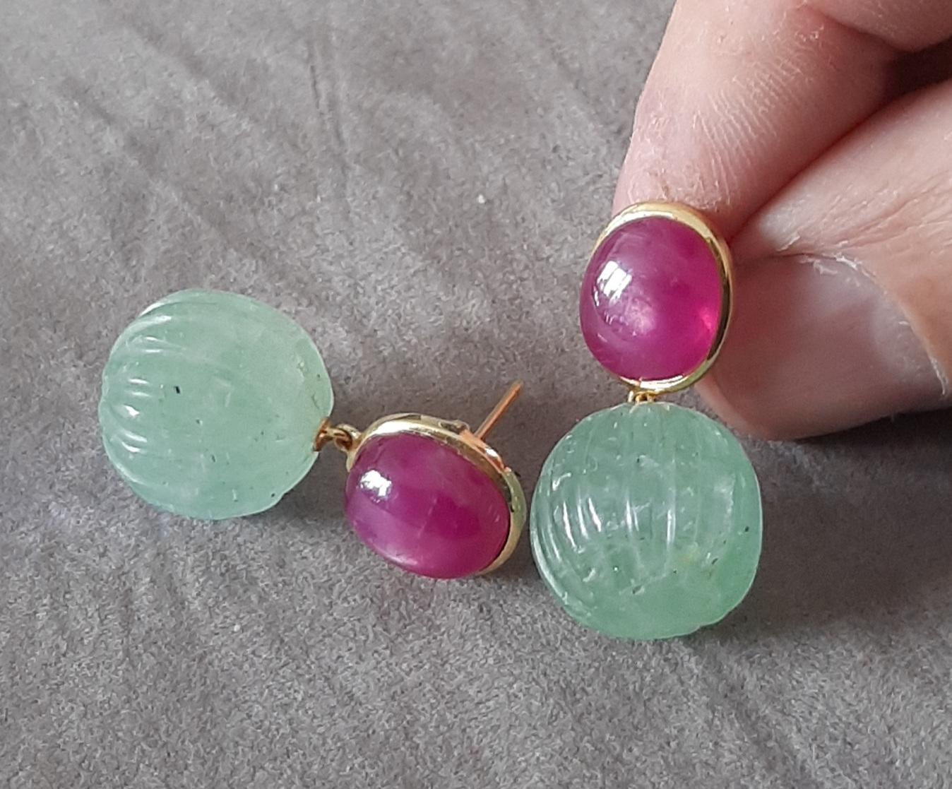 Perles rondes sculptées en or jaune massif 14 carats avec rubis cabochon ovale et quartz vert en vente 1