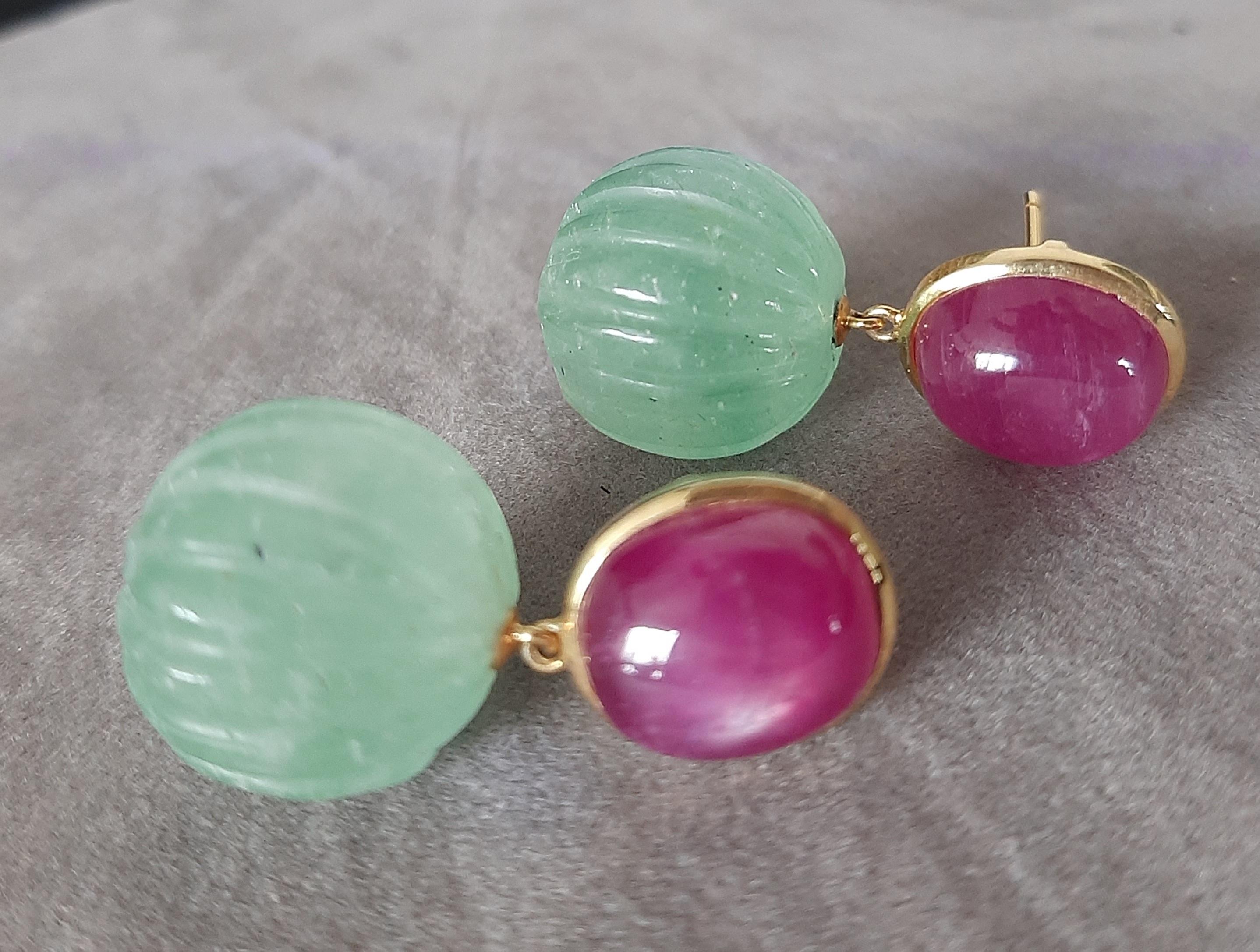 Perles rondes sculptées en or jaune massif 14 carats avec rubis cabochon ovale et quartz vert en vente 2