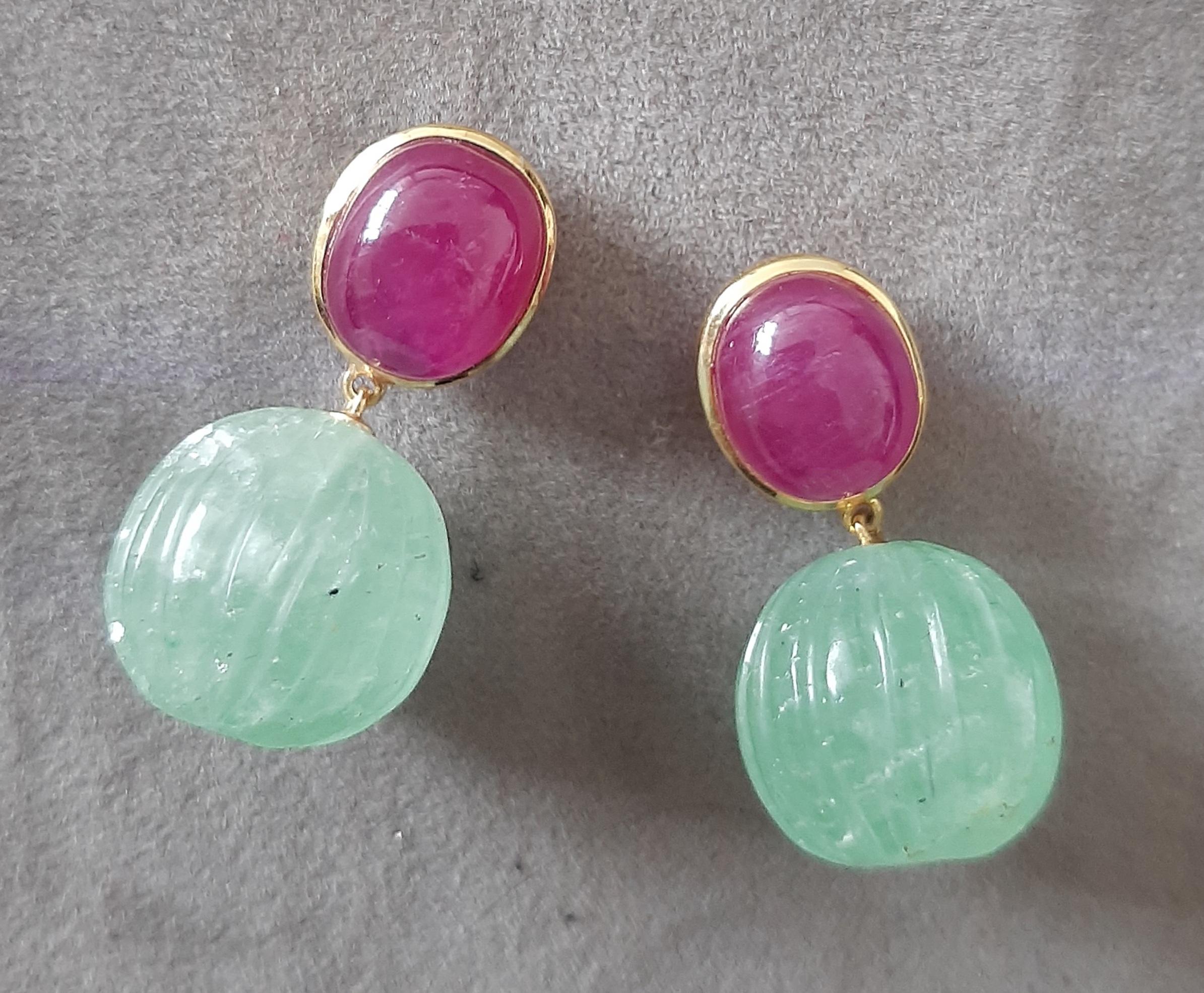Perles rondes sculptées en or jaune massif 14 carats avec rubis cabochon ovale et quartz vert en vente 3
