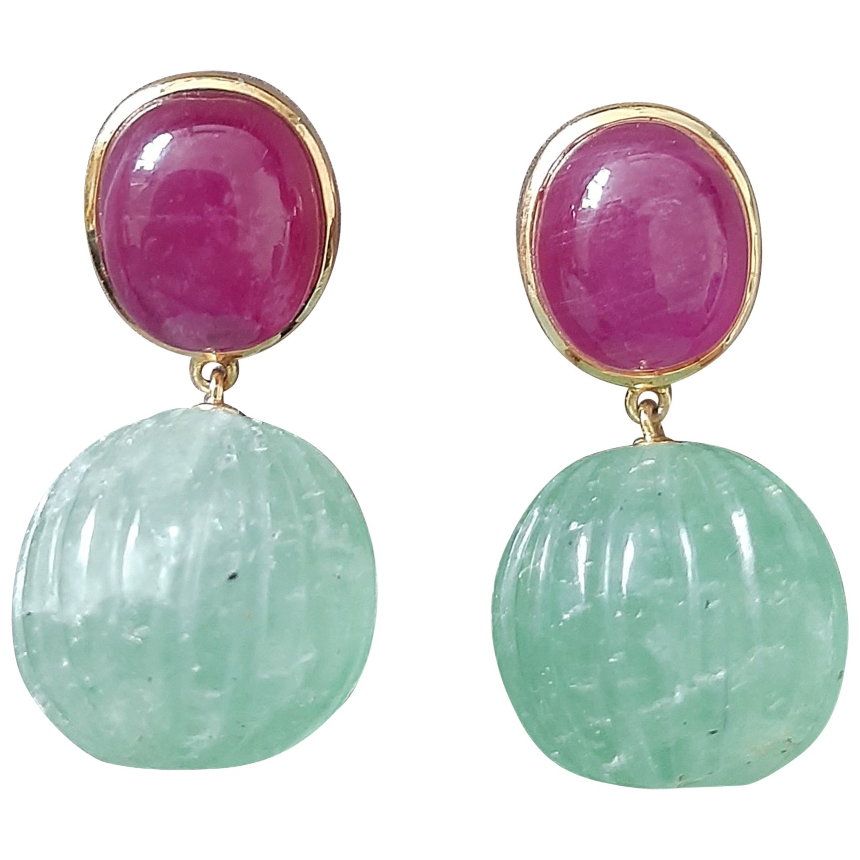 Perles rondes sculptées en or jaune massif 14 carats avec rubis cabochon ovale et quartz vert
