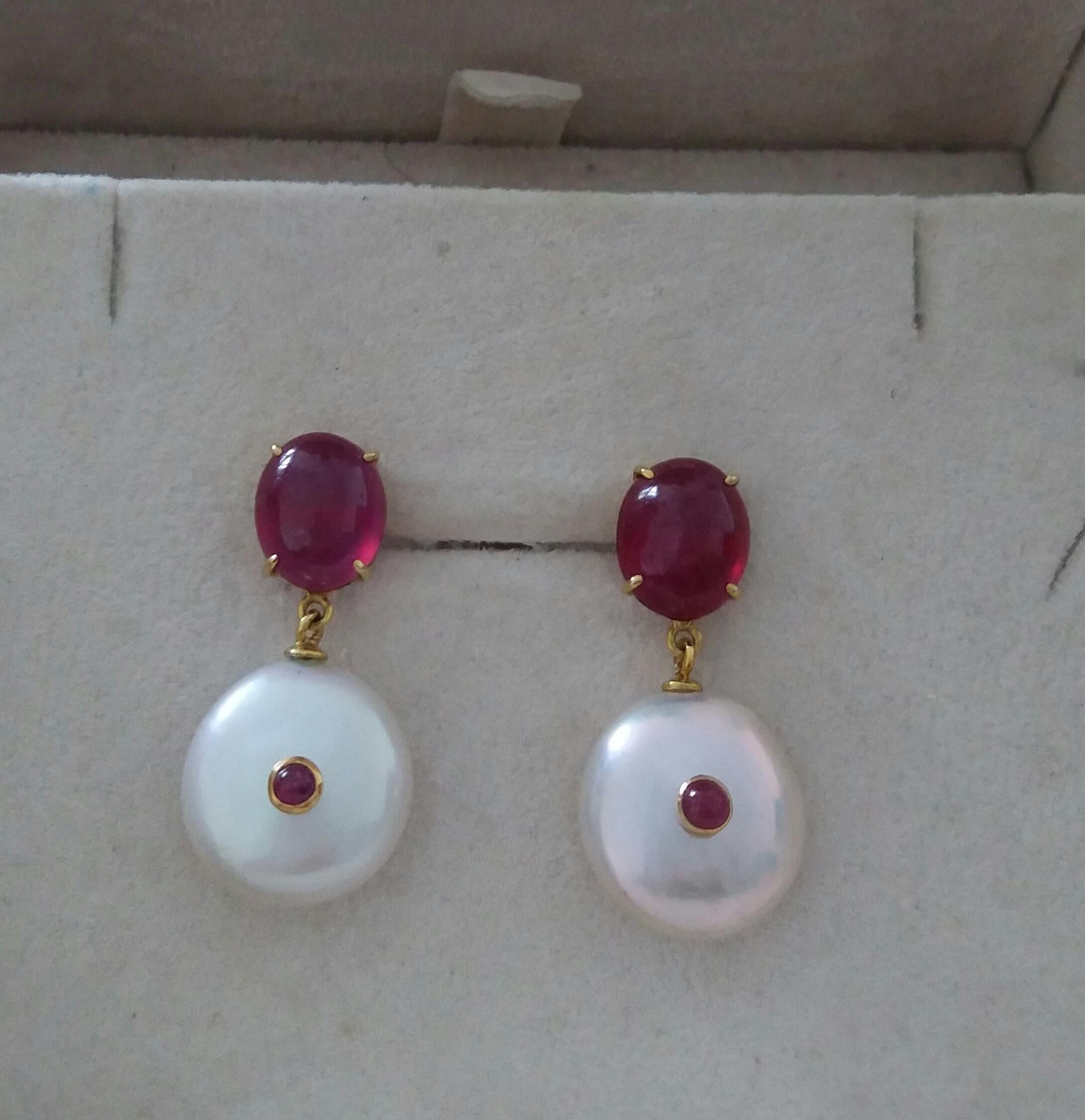 Orecchini di perle barocche a forma di bottone in oro giallo 14 kt con rubini ovali In condizioni buone in vendita a Bangkok, TH