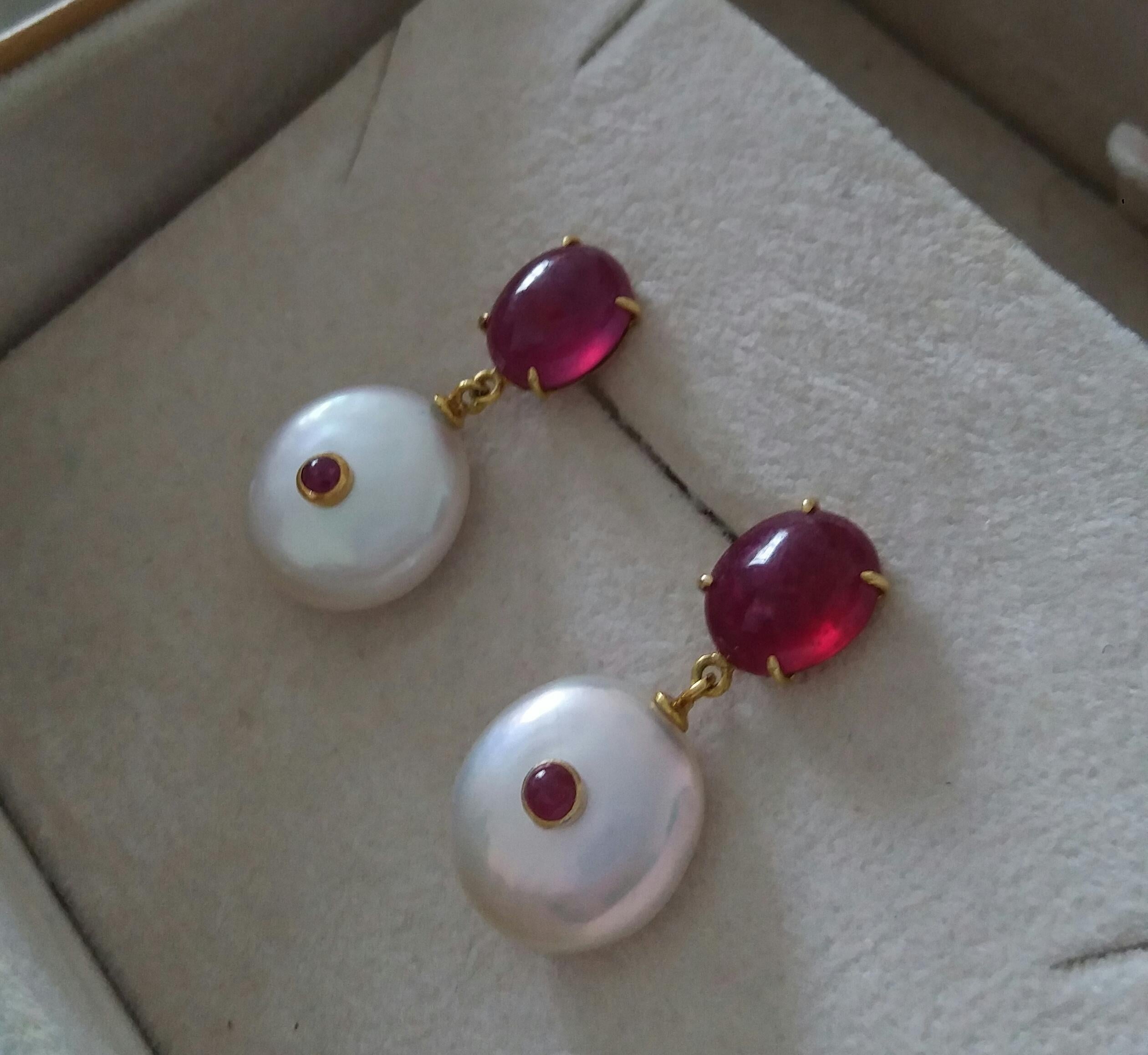 Donna Orecchini di perle barocche a forma di bottone in oro giallo 14 kt con rubini ovali in vendita