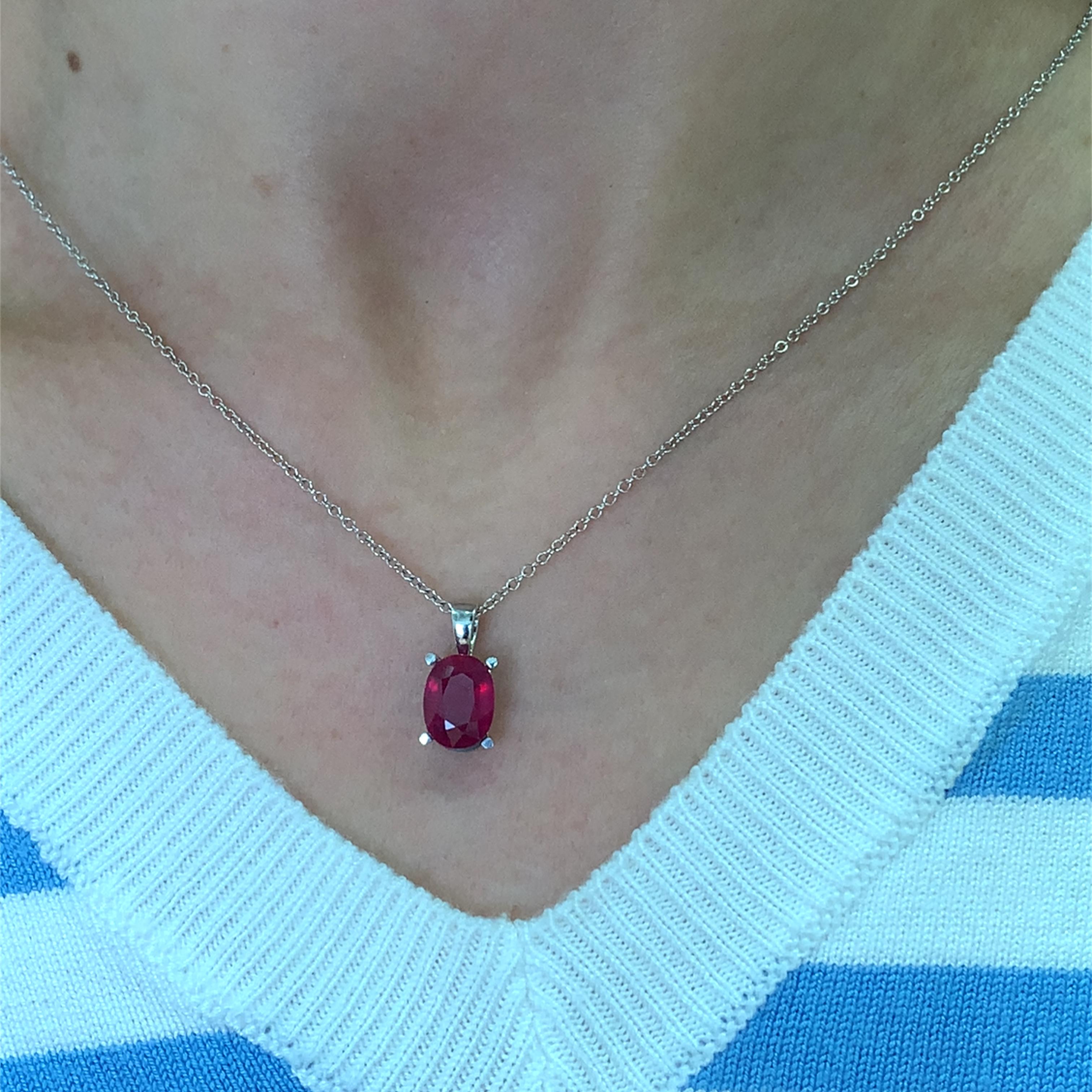 Ce superbe rubis de 3,00ct  Le collier pendentif est orné d'un rubis ovale magnifiquement taillé mesurant environ 10/7 mm, d'une teinte rouge profond qui capte le regard. Montée sur une chaîne de 16 pouces en or blanc 18 carats, elle ajoute une