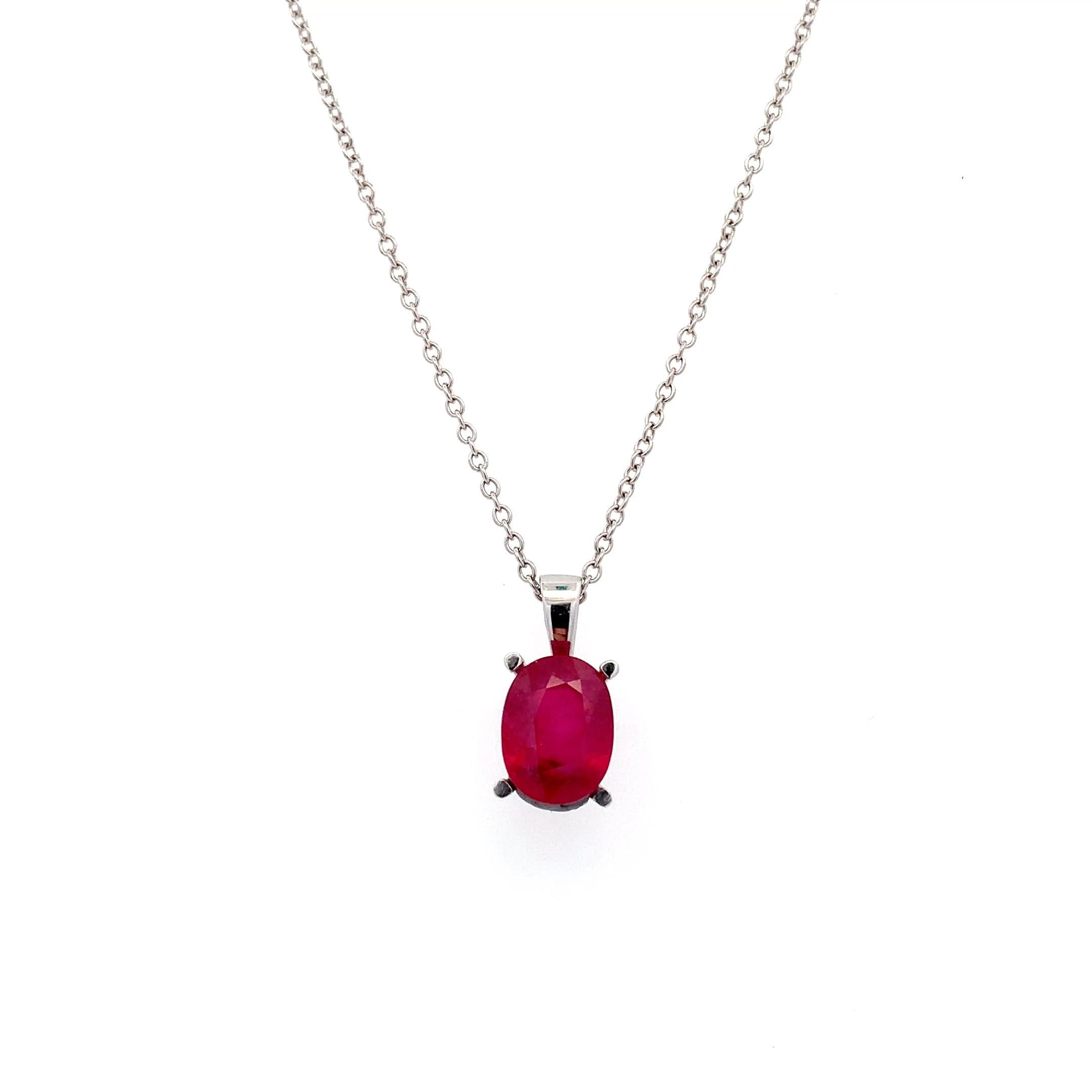 Taille ovale Collier avec pendentif en or blanc 18 carats en forme d'ovale en rubis en vente