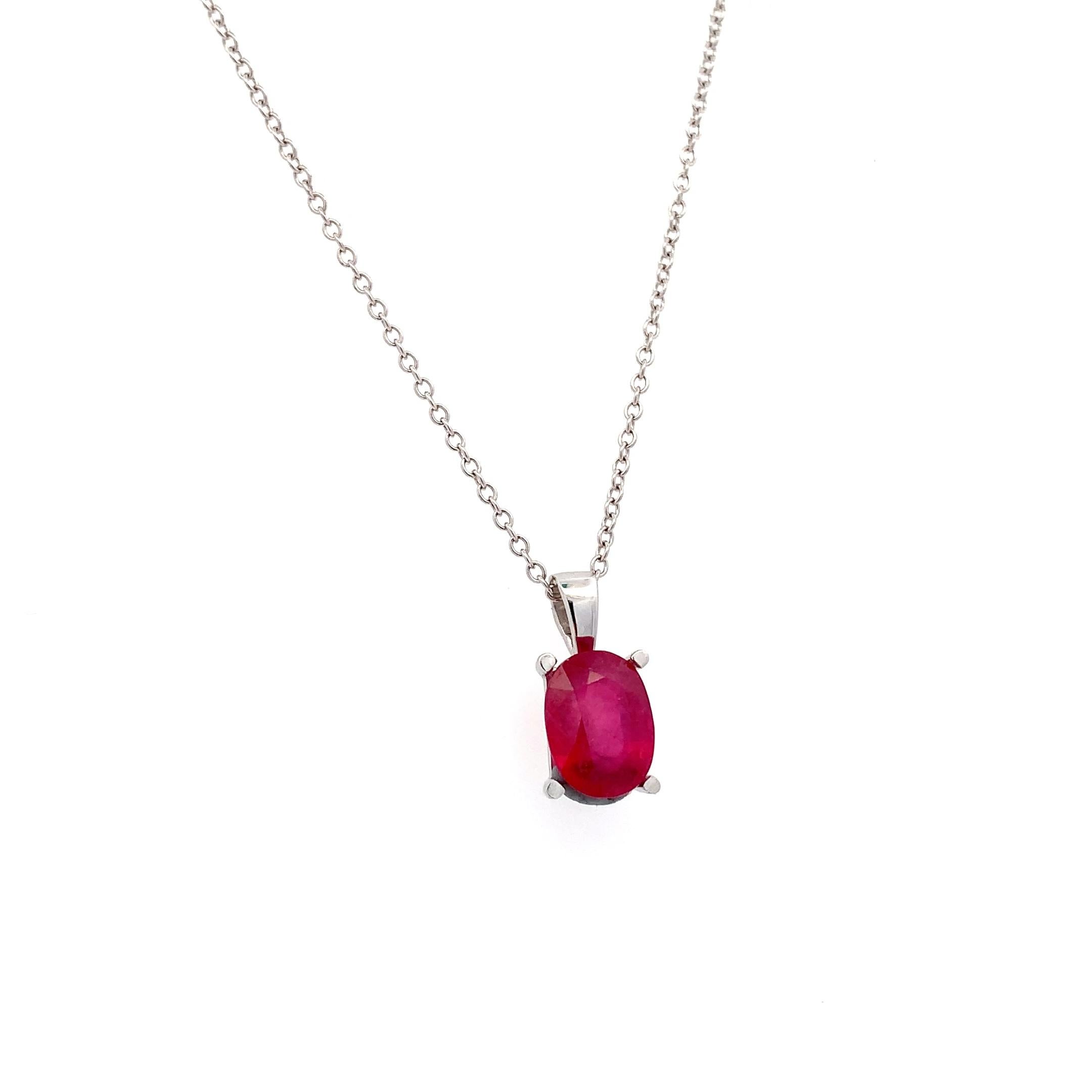 Collier avec pendentif en or blanc 18 carats en forme d'ovale en rubis Neuf - En vente à London, GB