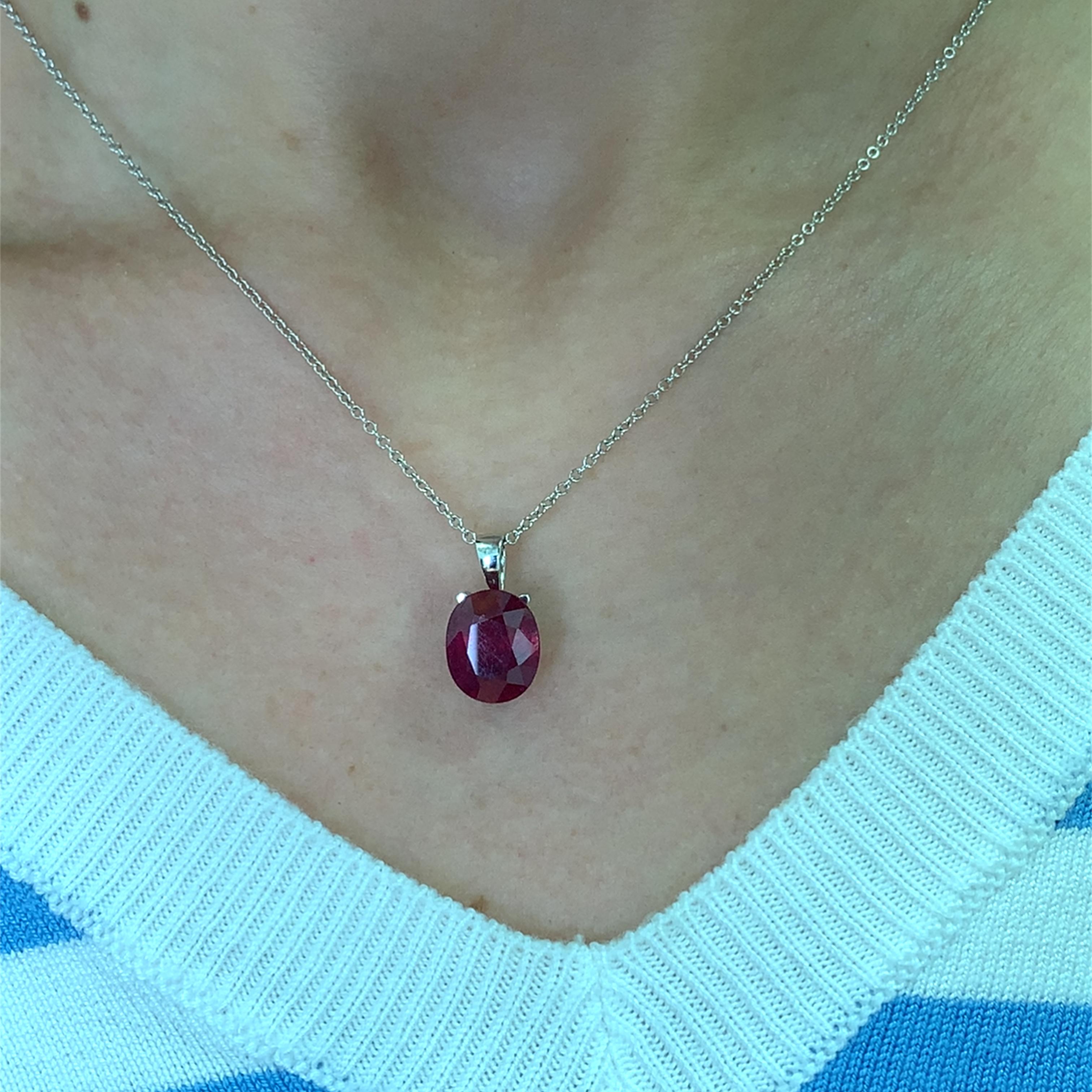 Questa splendida collana con ciondolo di gemme di rubino di forma ovale e certificata da 4,85 ct presenta un rubino ovale splendidamente tagliato, che irradia una tonalità di rosso intenso che cattura lo sguardo. Incastonato in un elegante modello