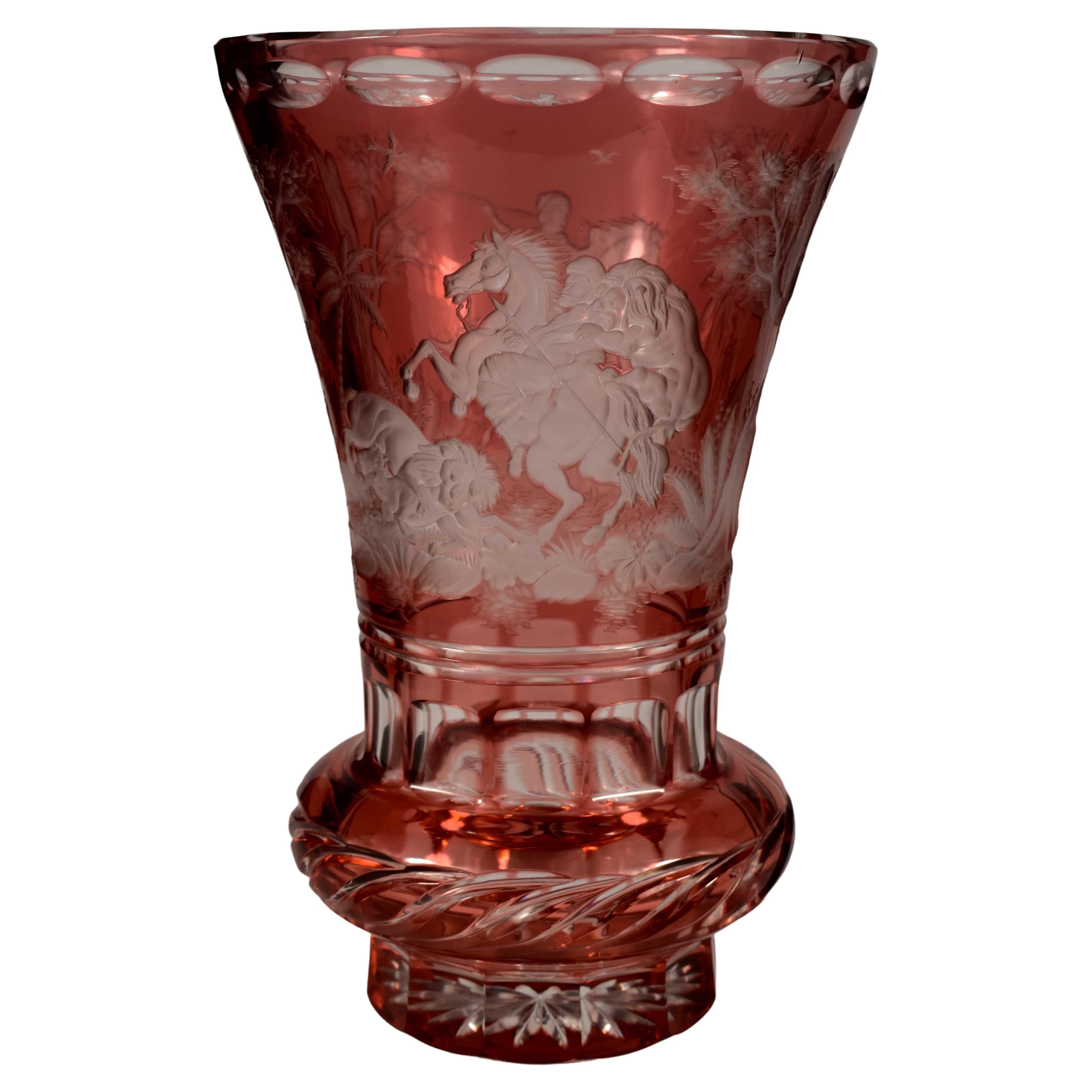 Vase mit Rubin-Overlay-Vase, graviert, Löwe auf der Jagd, 20. Jahrhundert, böhmisches Glas