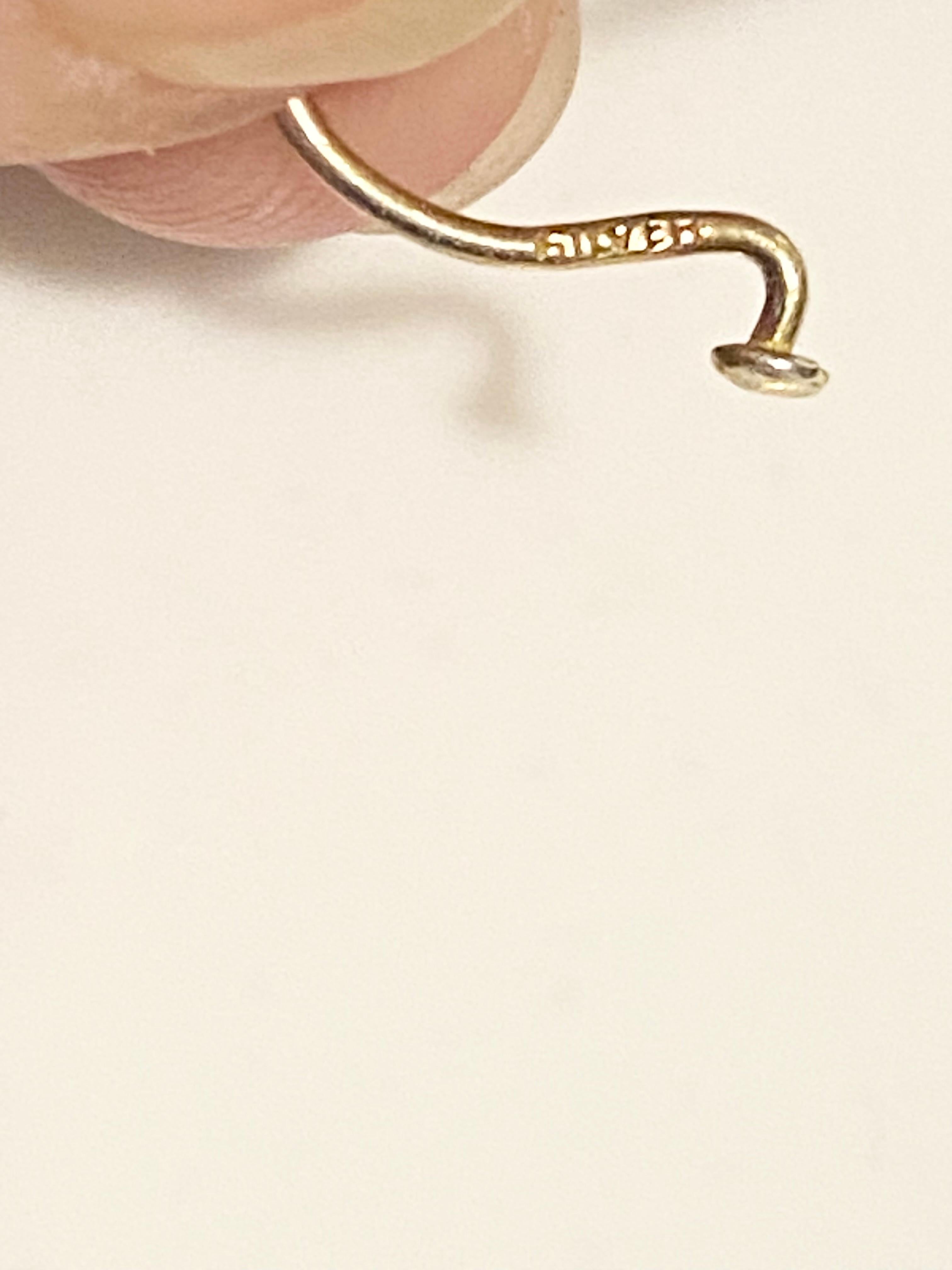 Pensamientos de plata esmaltada en azul Tiffany y rosa ballet con rubíes facetados. Las flores se pueden quitar, lo que les permite el máximo movimiento y 
