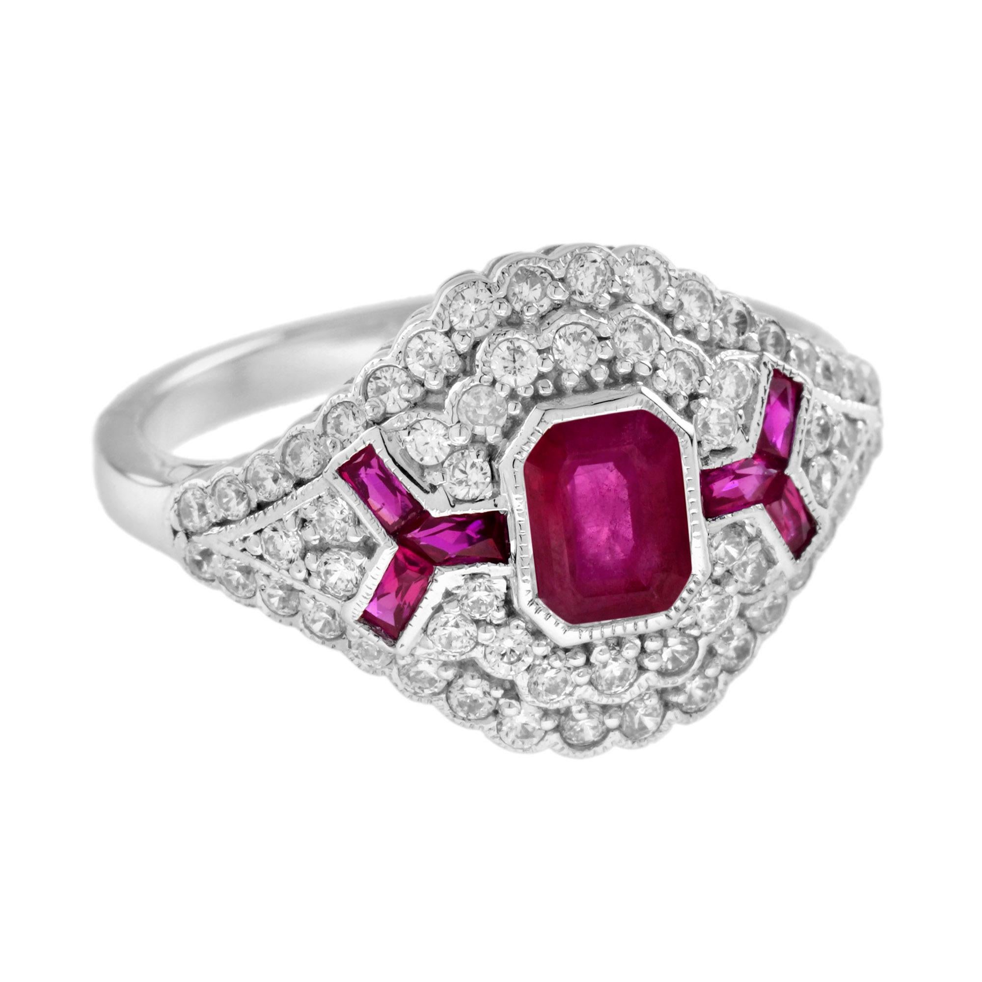 Un magnifique rubis de taille émeraude est présenté dans un style Art déco classique. La pierre précieuse rayonne à l'intérieur d'un halo étincelant de diamants ronds de taille brillant ponctué à l'est et à l'ouest de deux lignes de rubis de taille