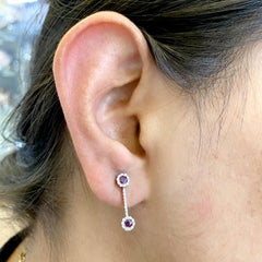 Pendientes colgantes mínimos de rubí y diamante pavé de oro blanco de 18k