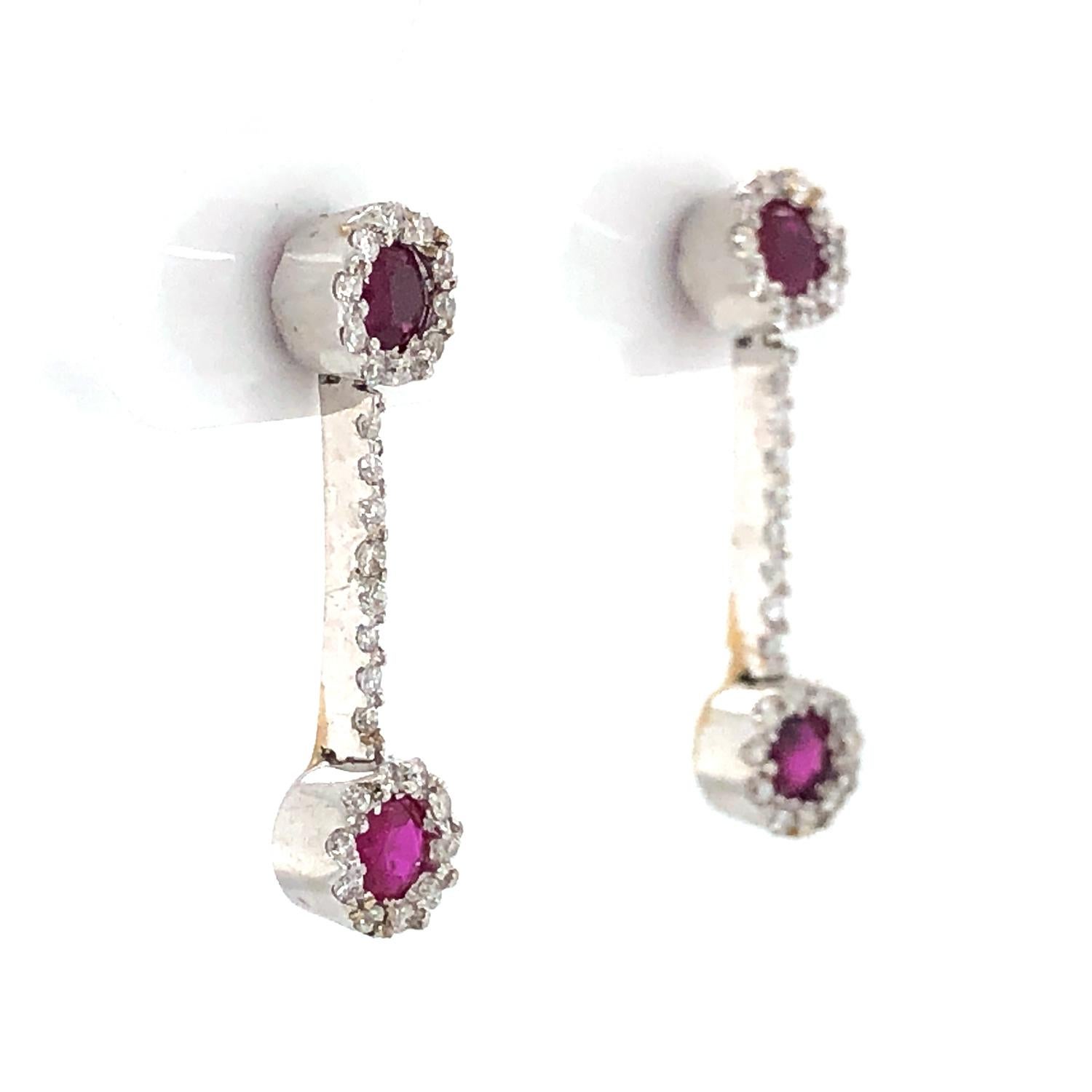 Artigiano Orecchini pendenti minimi in oro bianco 18 carati con rubini e pavé di diamanti in vendita