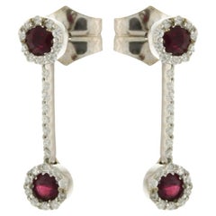 Boucles d'oreilles pendantes en or blanc 18 carats avec rubis et diamants pavés