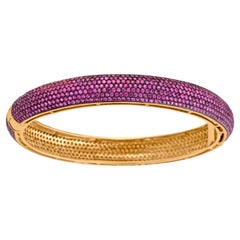 Bracelet jonc serti de pavés de rubis avec fermoir 10,7 carats