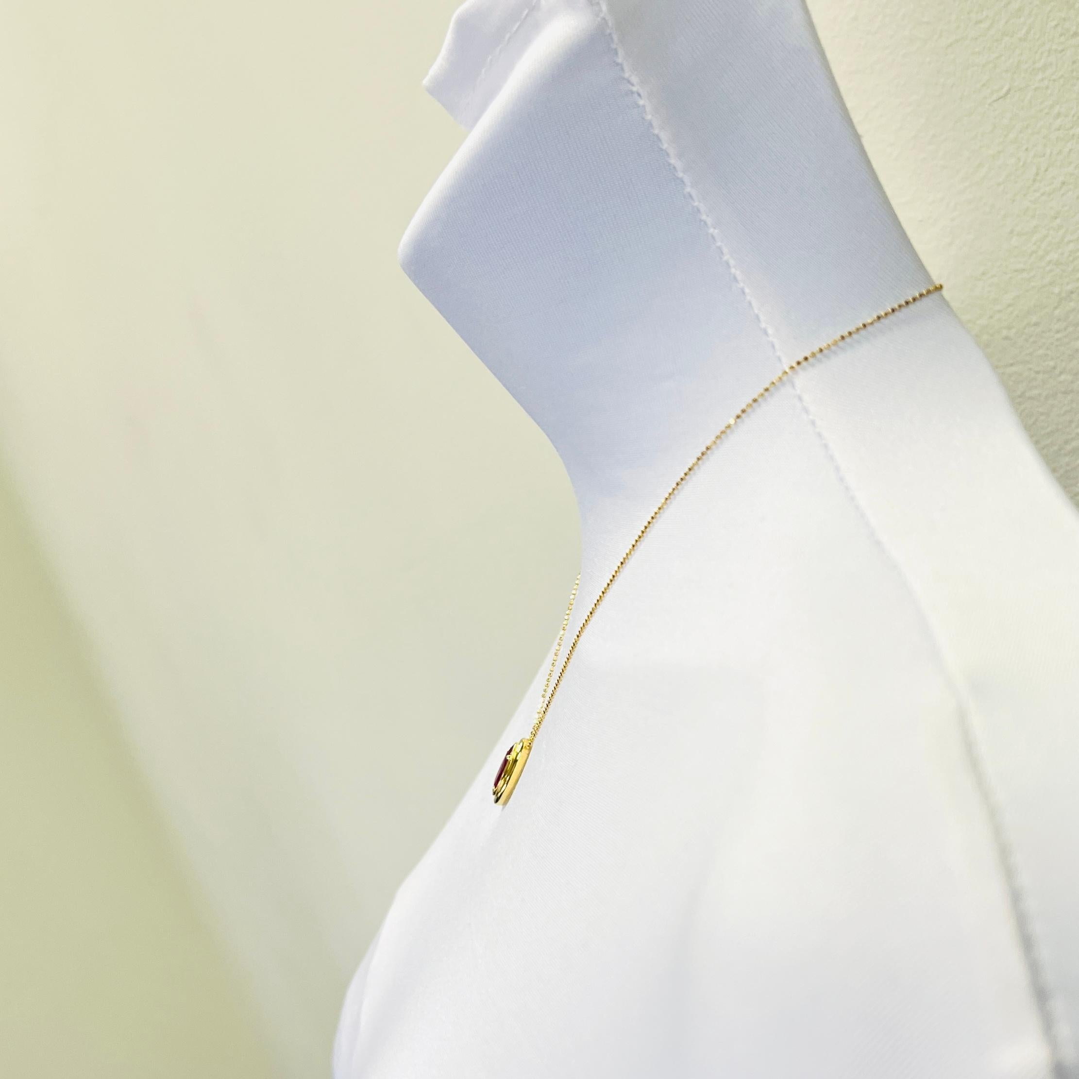Ruby Pear Shape Bezel Pendant Necklace in 18K Yellow Gold (Tropfenschliff) im Angebot