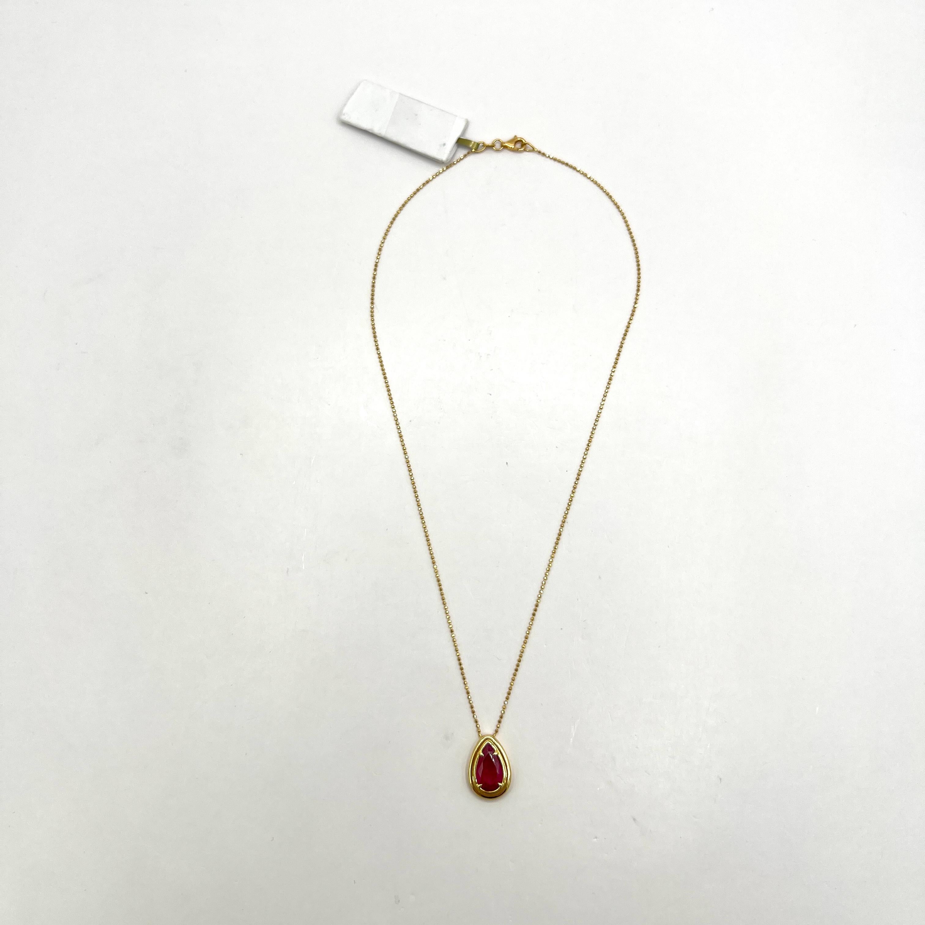 Ruby Pear Shape Bezel Pendant Necklace in 18K Yellow Gold für Damen oder Herren im Angebot