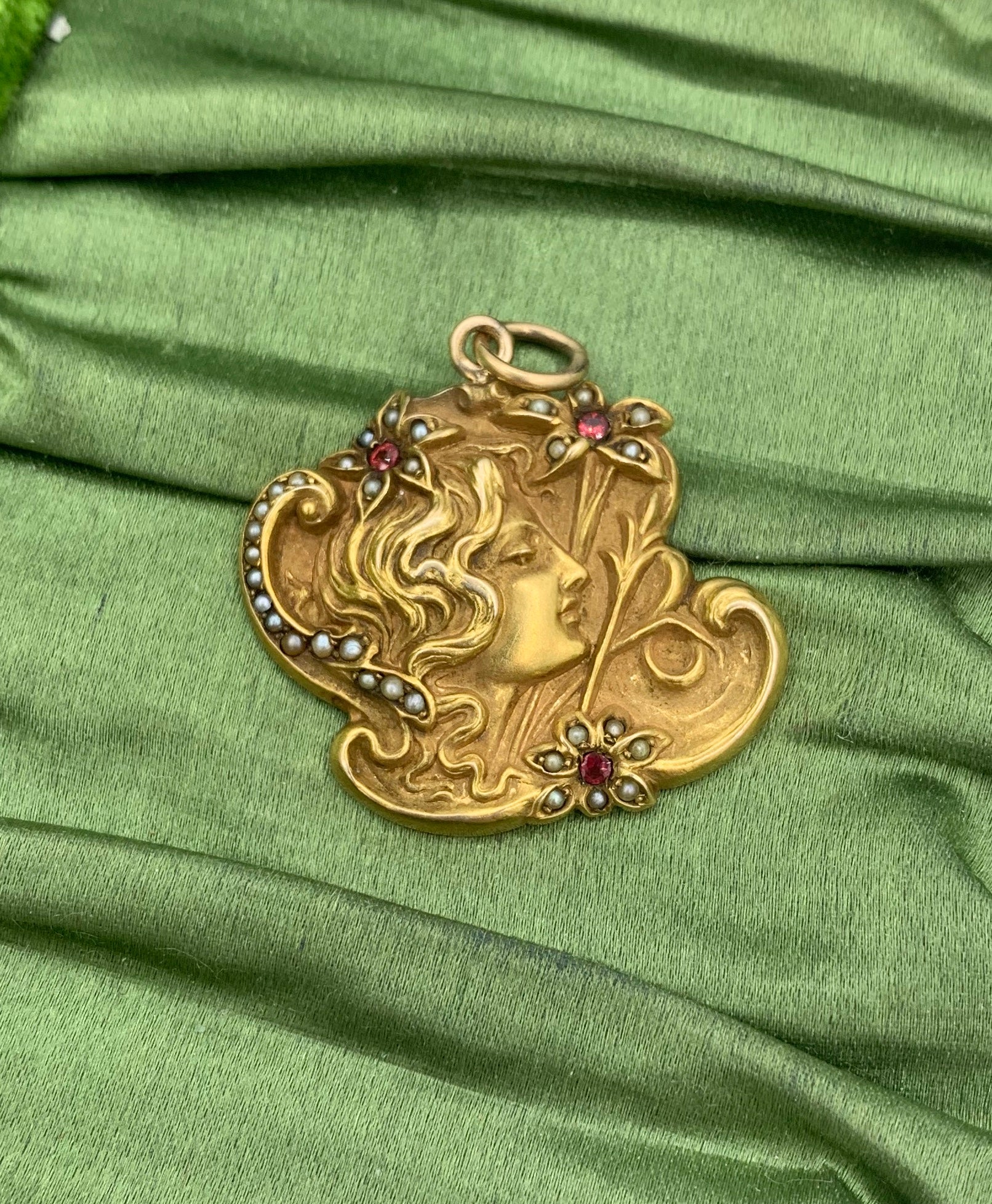 Rubin Perle Jugendstil Maid Blume Frau Göttin Anhänger 14K Gold Halskette (Art nouveau) im Angebot