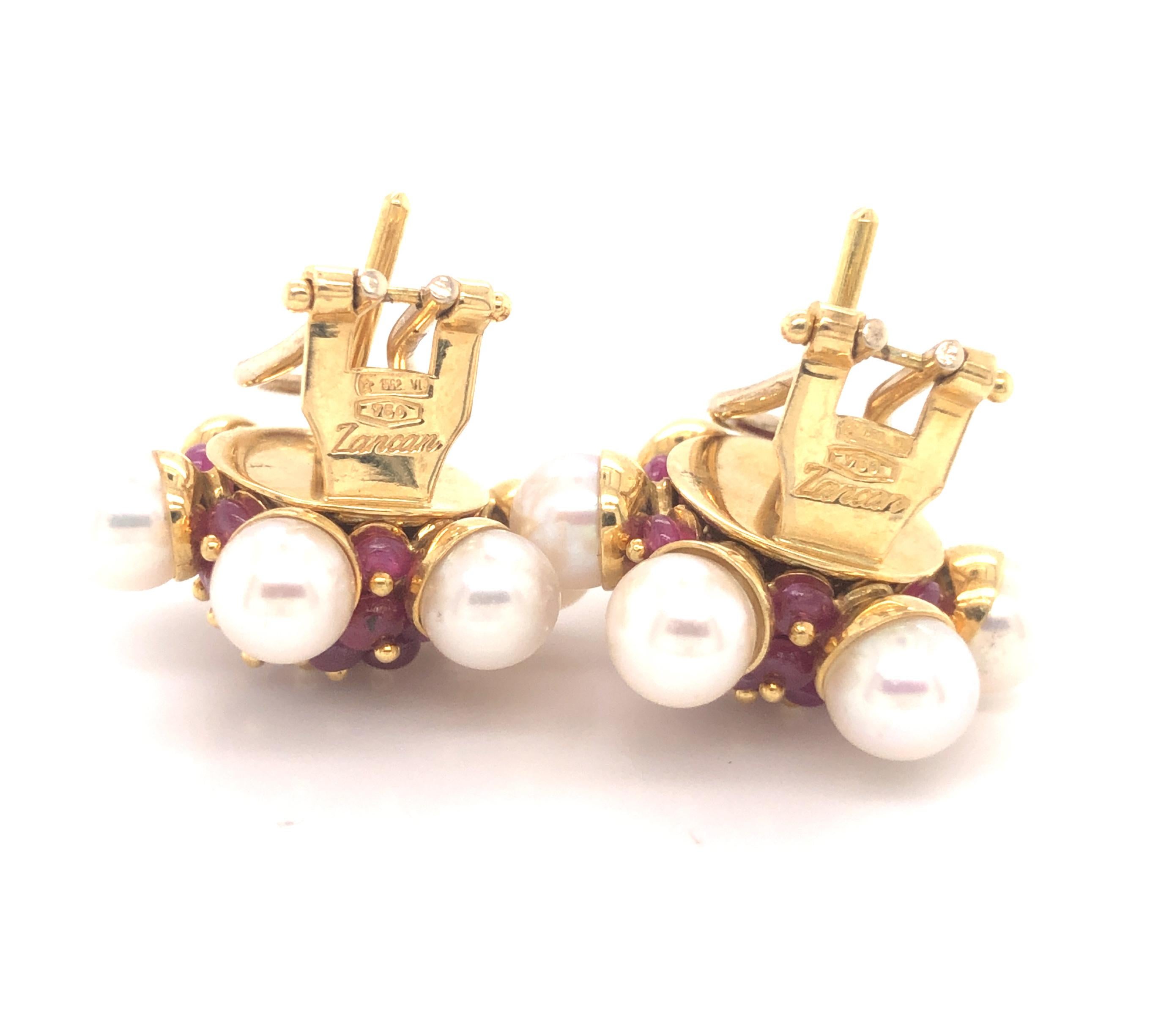 Perle Boucles d'oreilles Zancan en or jaune 18 carats avec grappe de rubis et de perles, Italie en vente