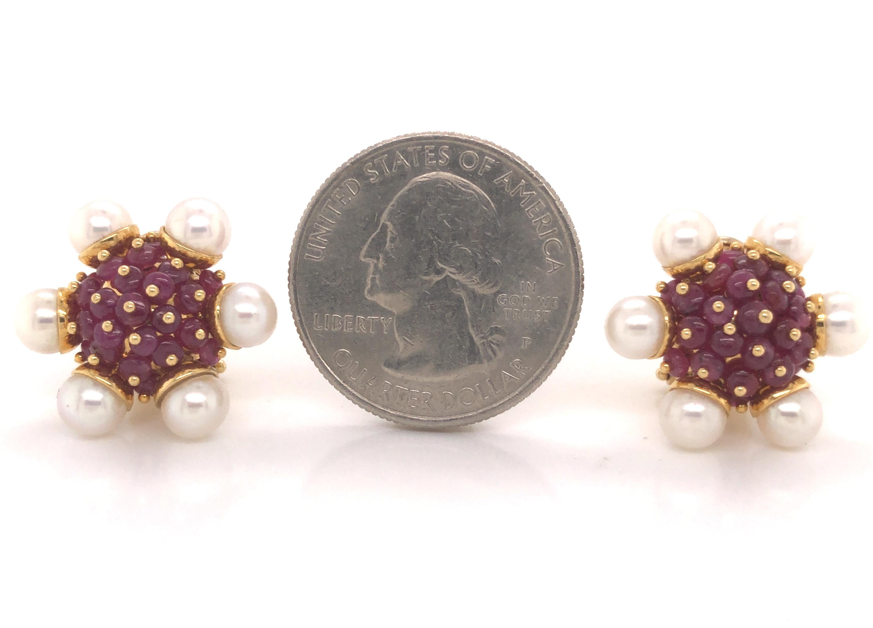 Boucles d'oreilles Zancan en or jaune 18 carats avec grappe de rubis et de perles, Italie Bon état - En vente à MIAMI, FL